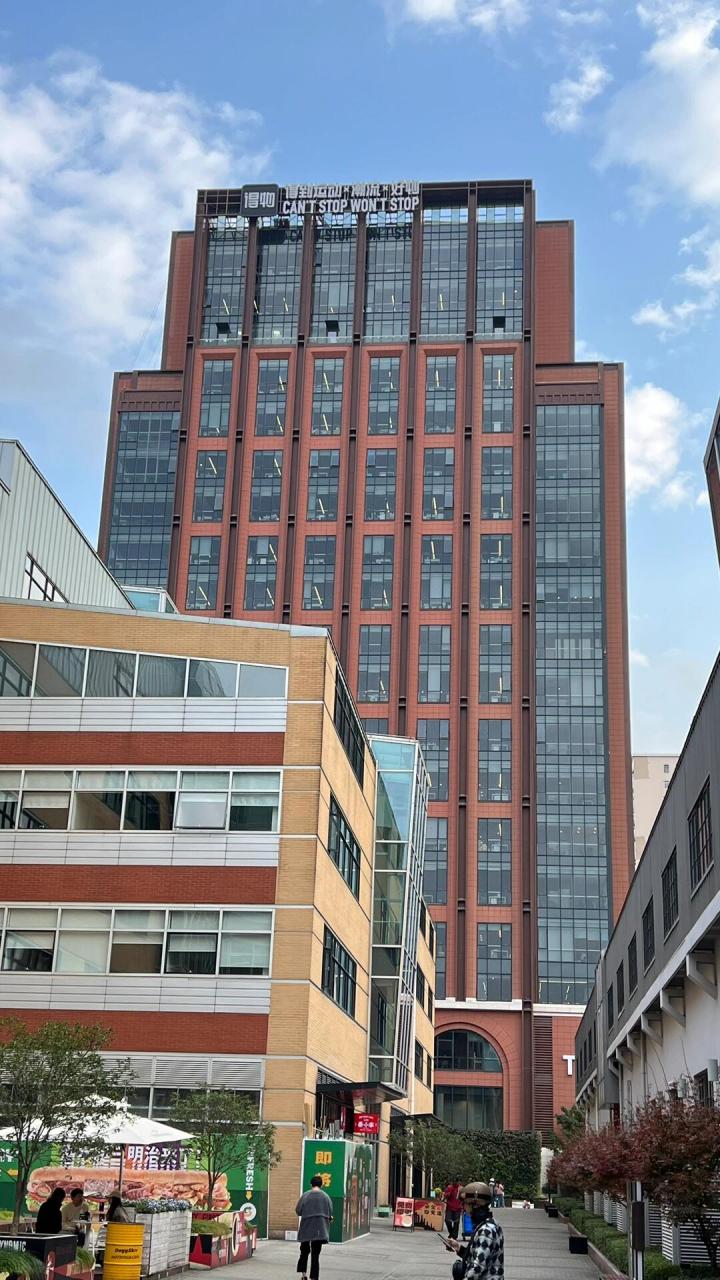 互联网,是青春饭吗 今天无意路过互联宝地,发现得物,美团的上海总部都