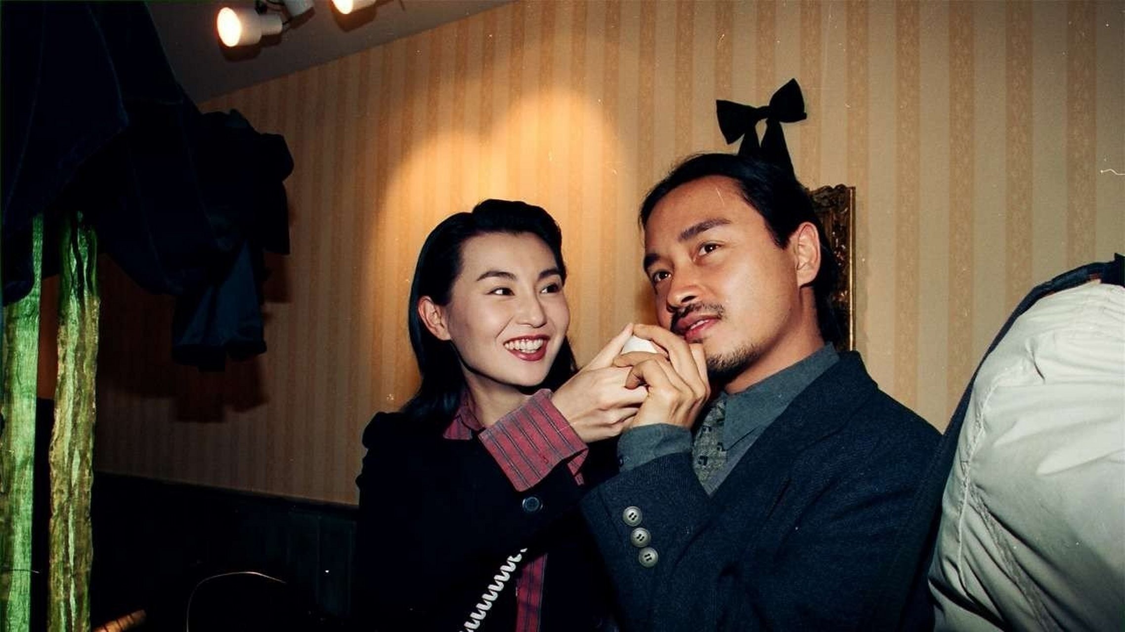 张国荣和张曼玉在时代广场的东方沙龙,1995年.