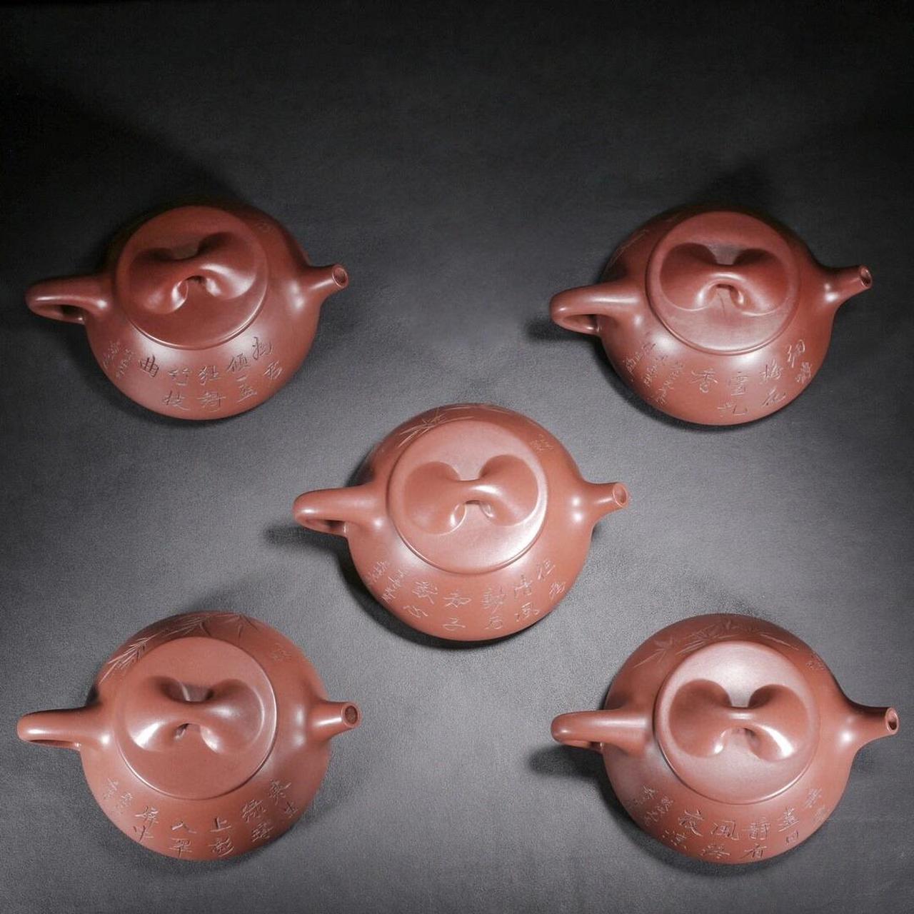 顾景舟 尺寸:18/8cm 容量:500cc 紫砂分类:原矿紫泥 底款介绍:顾景舟