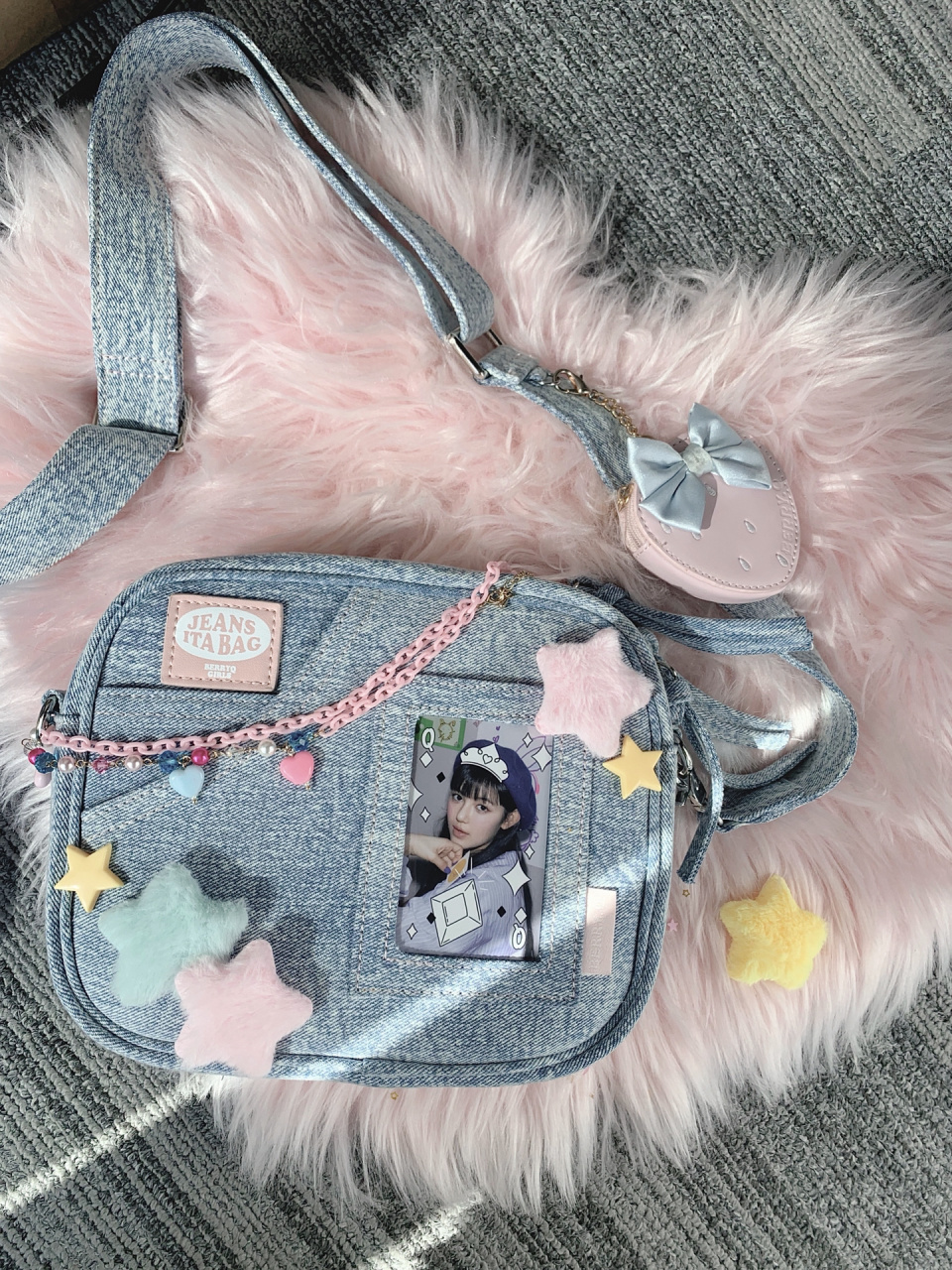 diy可爱版的牛仔痛包!kpop人小卡自由! 换了装饰又是不一样的风格!