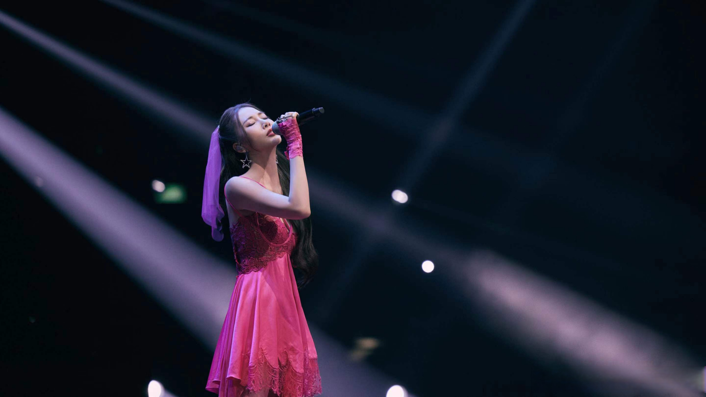 弦子stringer #tmea音乐盛典# 《月心说》舞台照送达92,粉蓝色灯光