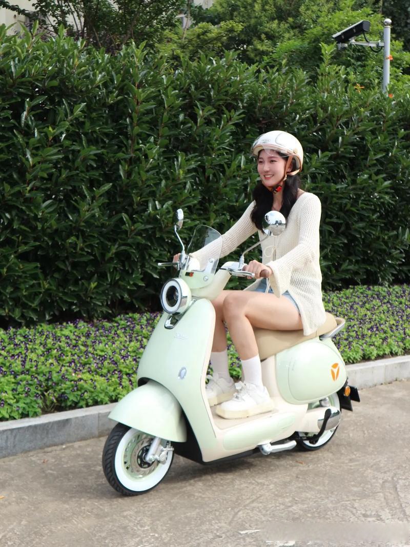 姐姐在一家超市上班,每日来回得骑一辆电动车