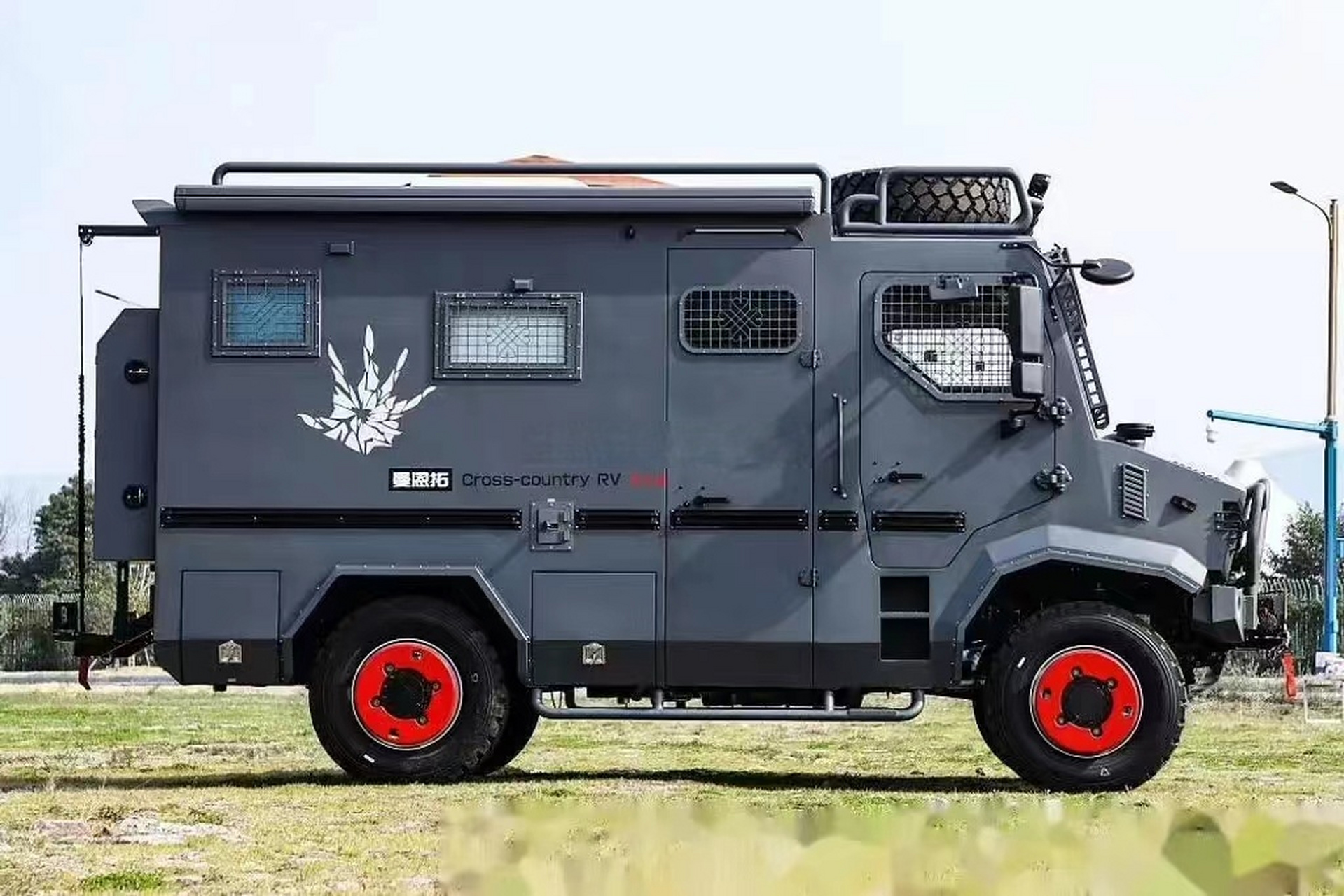 这款房车得多少钱啊?如果是乌尼莫克是不是就得好几百万了~~~02