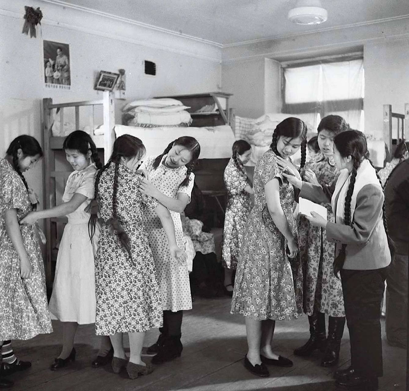 改革开放,中国服装变化 曾经蓝,灰,黑一统天下的年代 穿件花布衣裳就