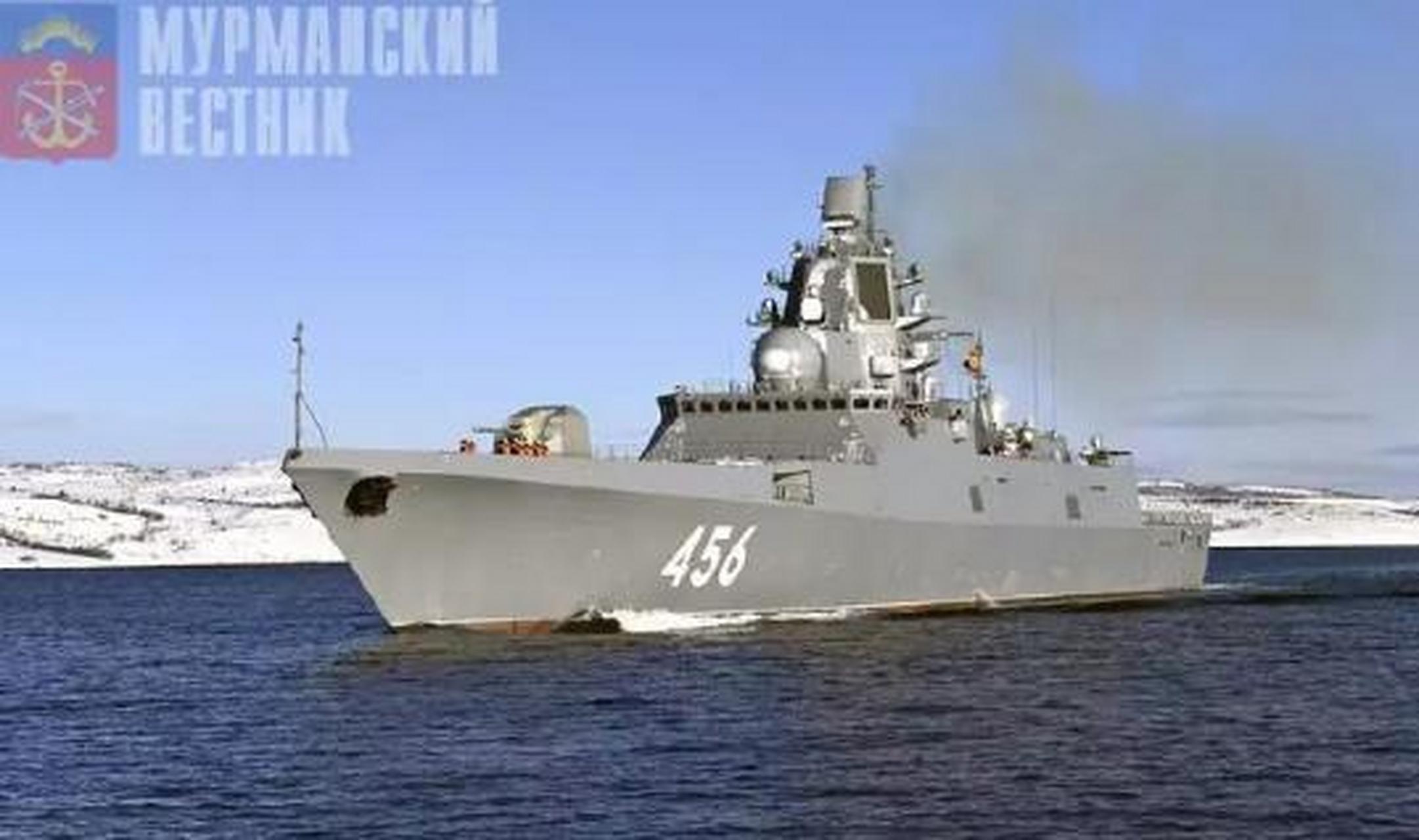 近期俄罗斯海军22350型护卫舰的3号舰"戈洛夫科海军上将"号在经过时数