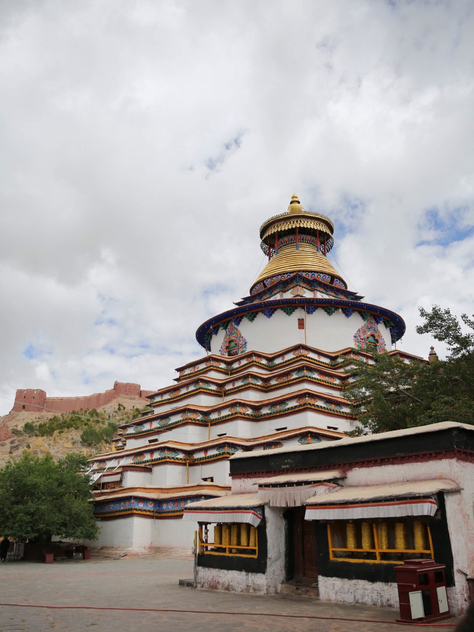 十年修成的 西藏白居寺 95白居寺位于西藏江孜县城,江孜宗山古堡旁
