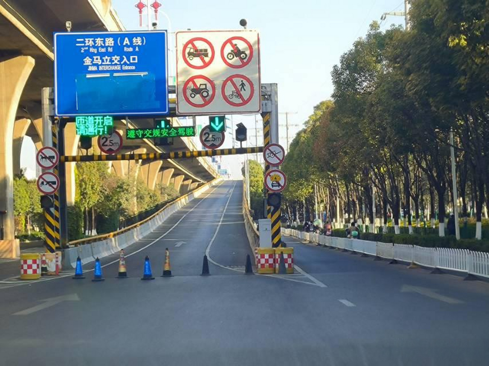 建议二环匝道开放禁行时间,与交通信号灯同步!