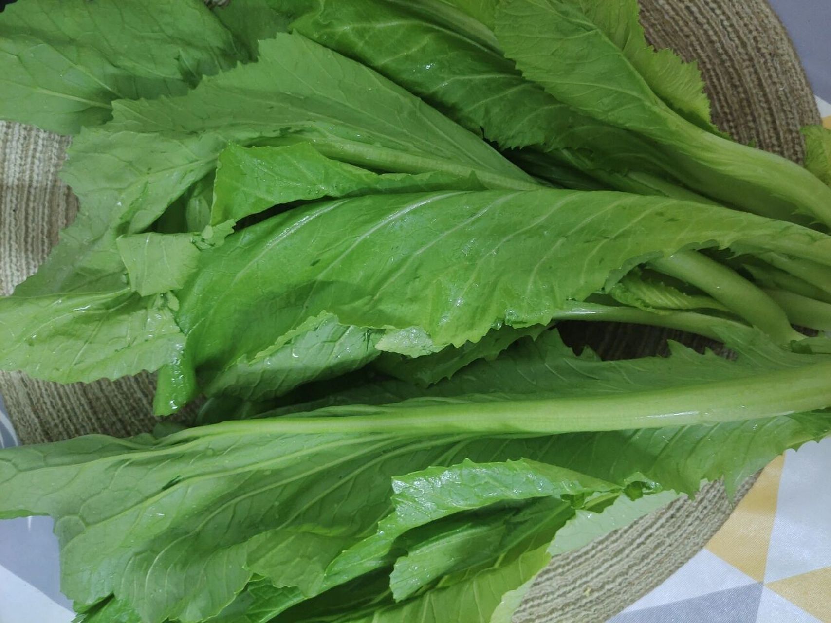 芥菜,芥菜芯或者大片叶子的都很好吃.