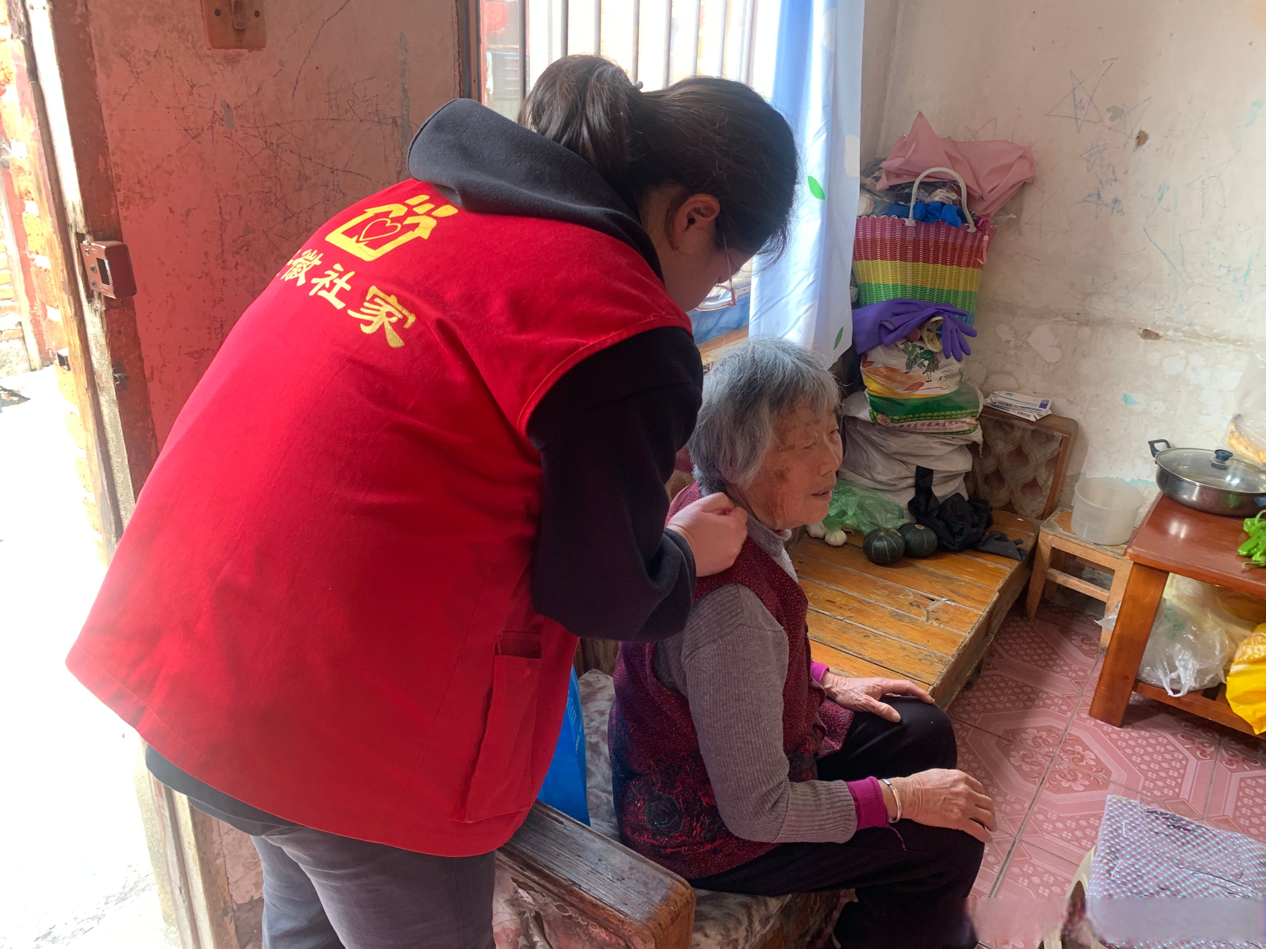 【兴巢社区开展入户探访老年人志愿服务】为进一步了解社区高龄,空巢