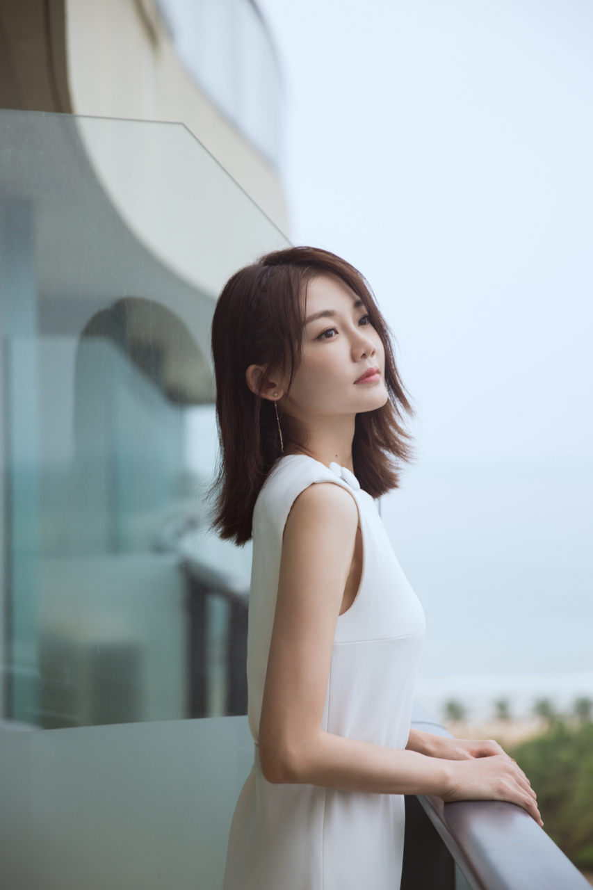 苗苗写真精选:白色长裙,柔美迷人