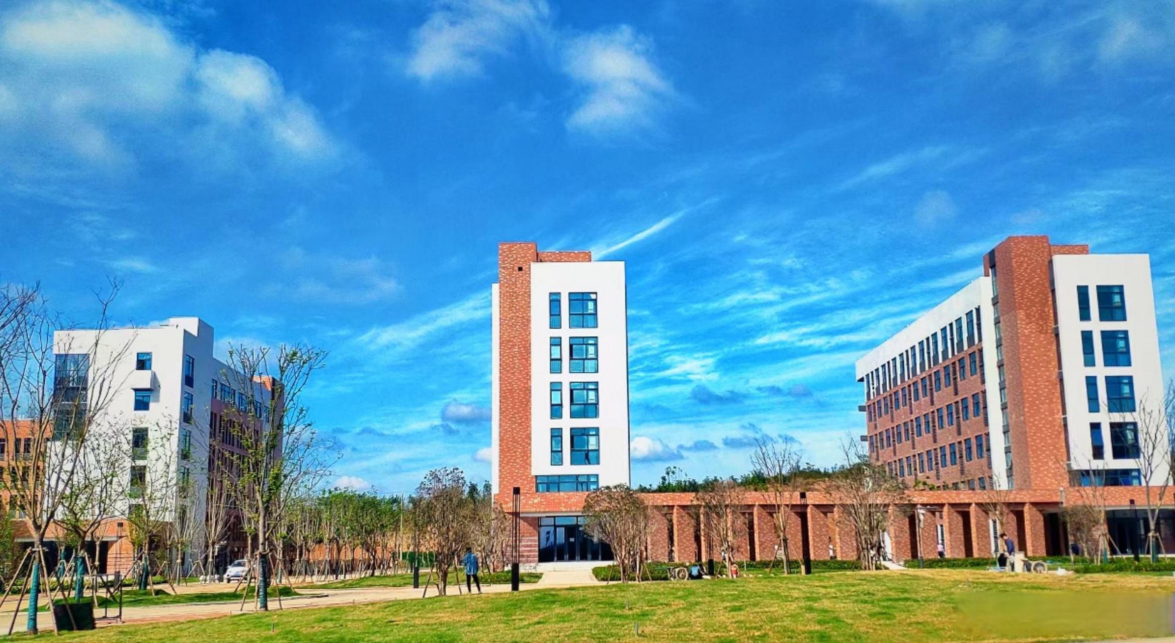 这处颜值颇高的新学校就是信阳市北湖智慧教育园区——信阳高级中学