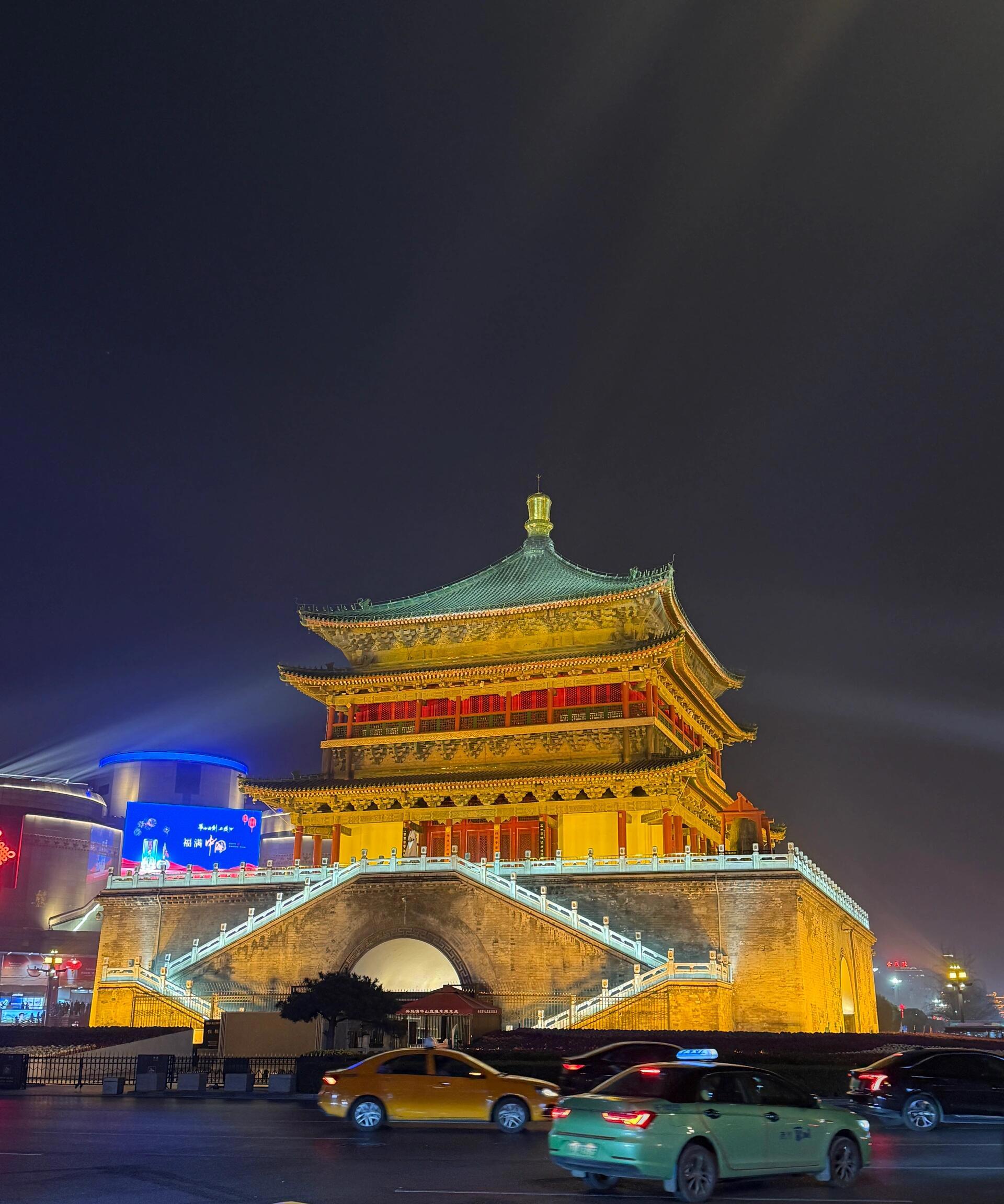 晚上的钟楼真的美死了,想要最美拍摄角度,可以去开元商城拍
