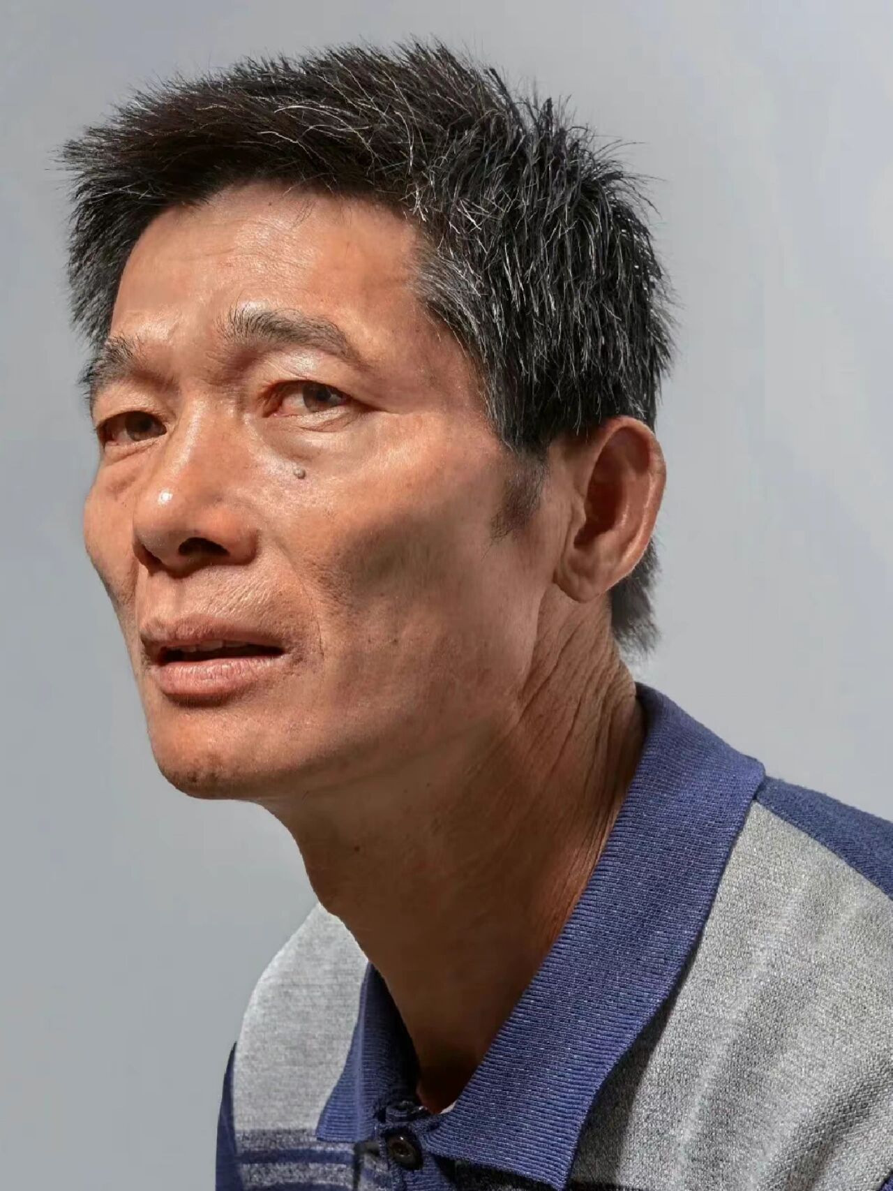 素描头像男中年人照片写生素材