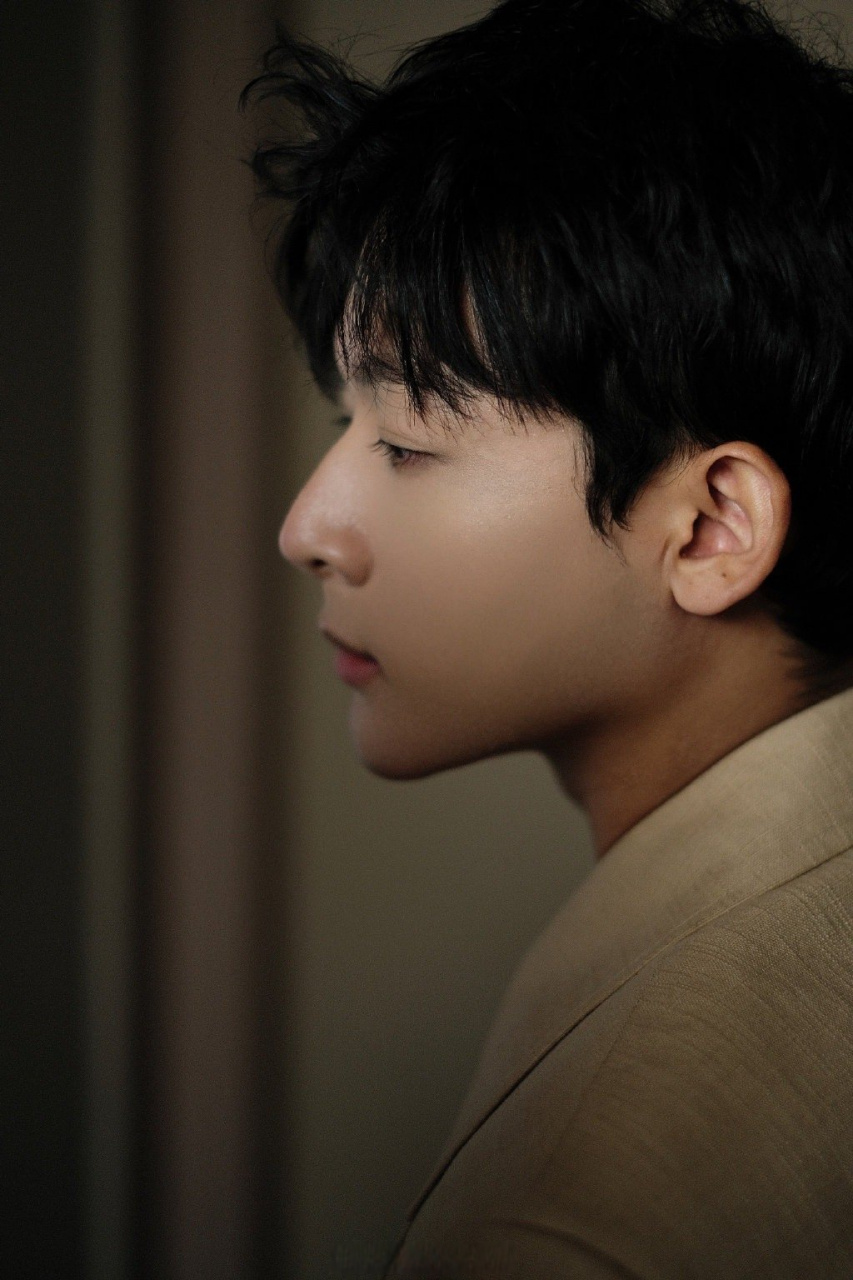 张晚意这纱防谁呢#张晚意发新图片啦,这也太帅了吧,这个妆造继续背种