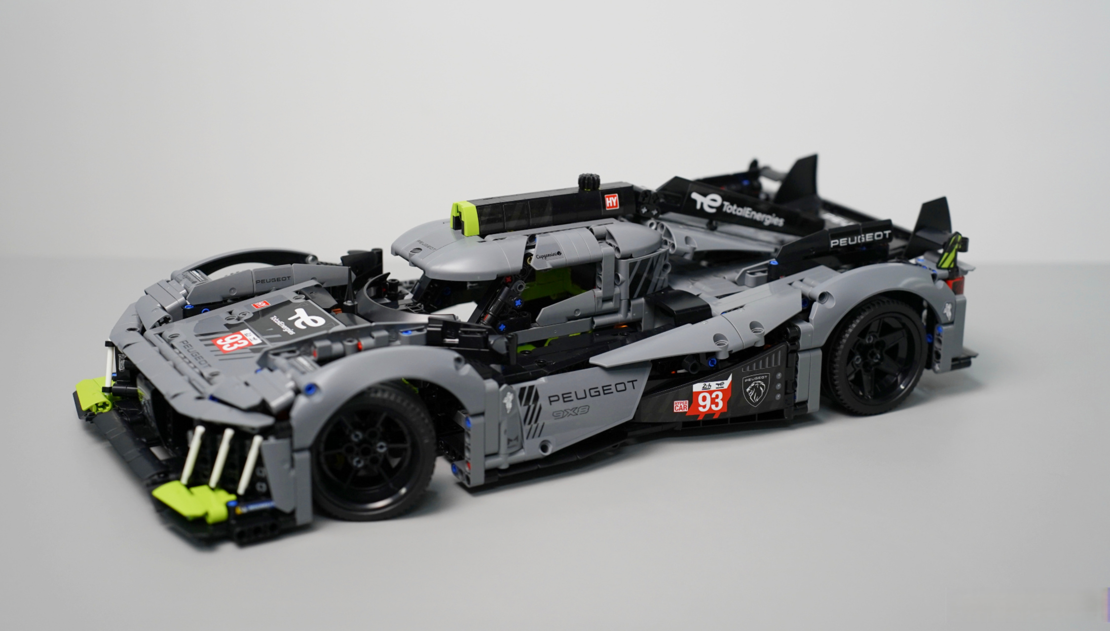 这两天终于没那么忙,抽空把乐高送的标志勒芒赛车9x8给拼好了,1775片