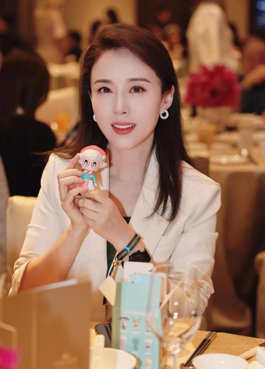 颜丹晨身穿粉色修身款女式西装亮相活动,时尚干练,气场全开!