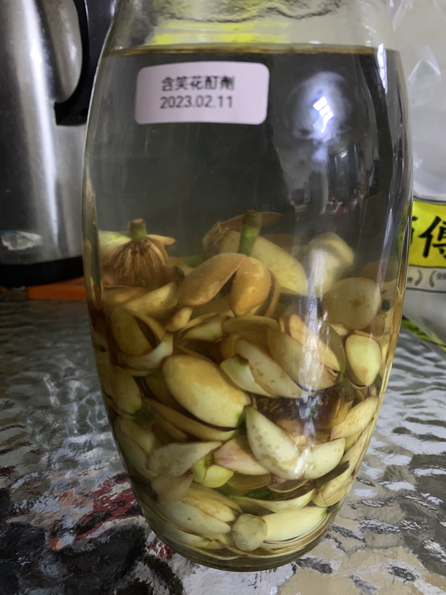 我最爱的含笑花终于开了,为了能留住它的香味我把摘来的花做成了香水