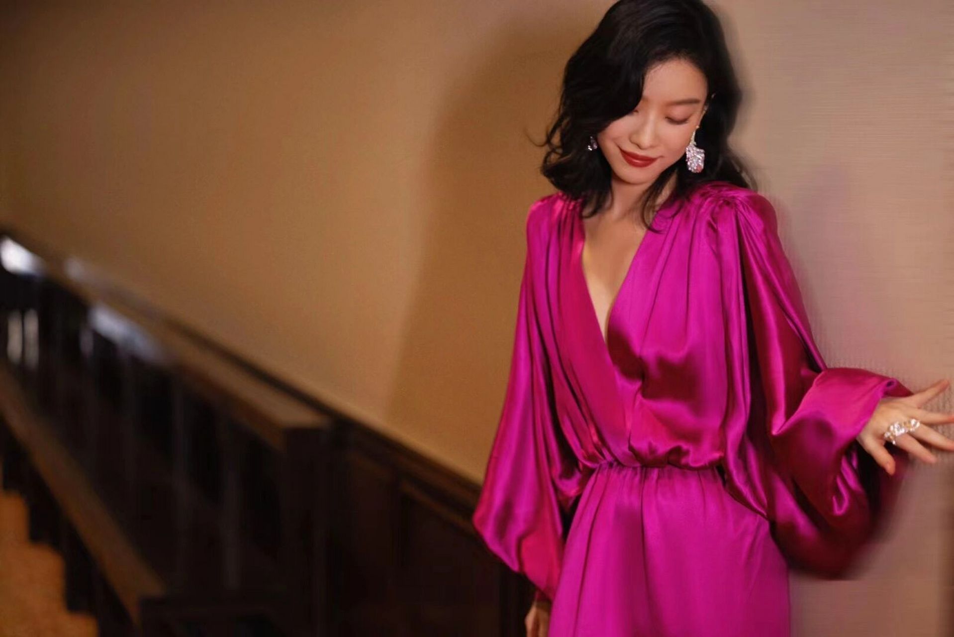 倪妮身着粉色长袖礼服裙 95摩登复古女郎,揭幕ni登场95 礼服裙