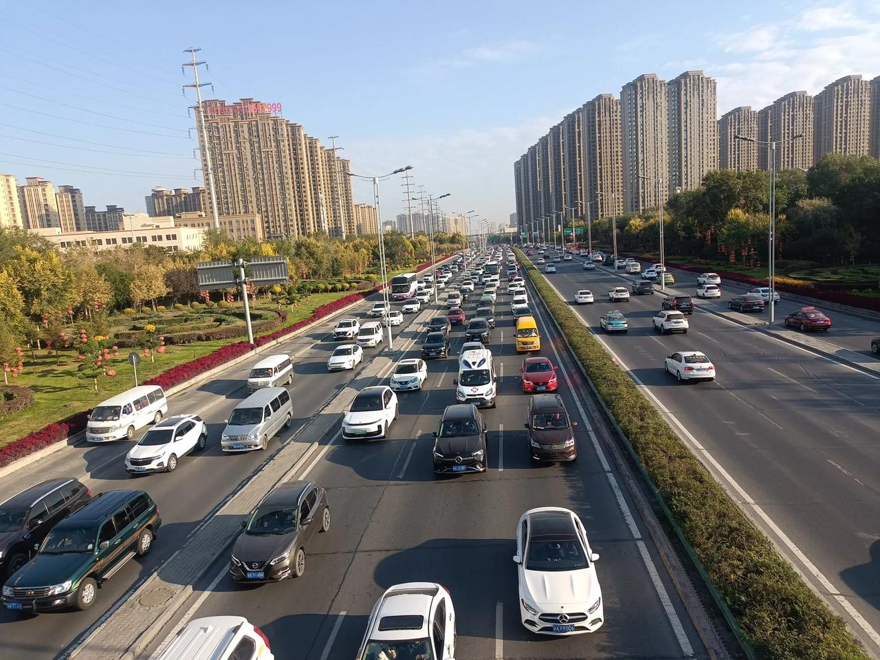 乌鲁木齐头条 河滩快速路,快不起来啊,无时无刻不在堵