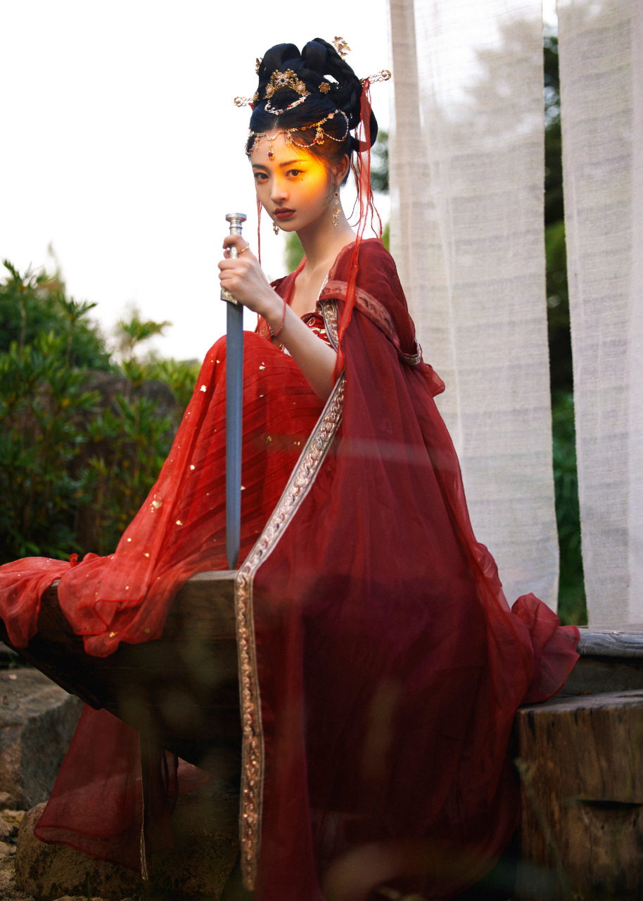 周洁琼红衣古装风大片:红衣入梦,衣袂飘飘,轻舞霓裳,明眸流盼,再现