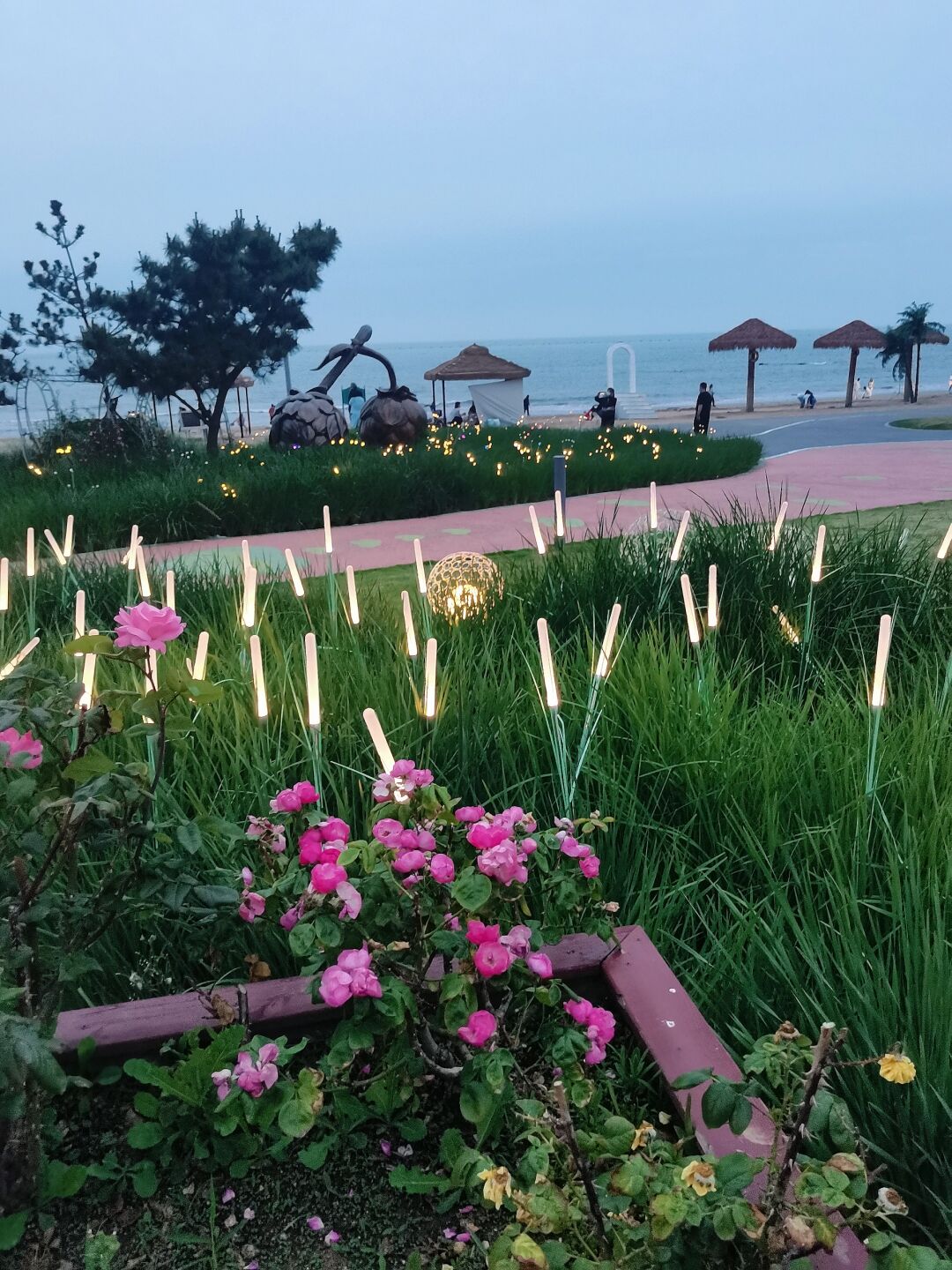 青岛西海岸金沙滩西的海边夜景好漂亮梦幻! 之前下午来玩过,没往东去