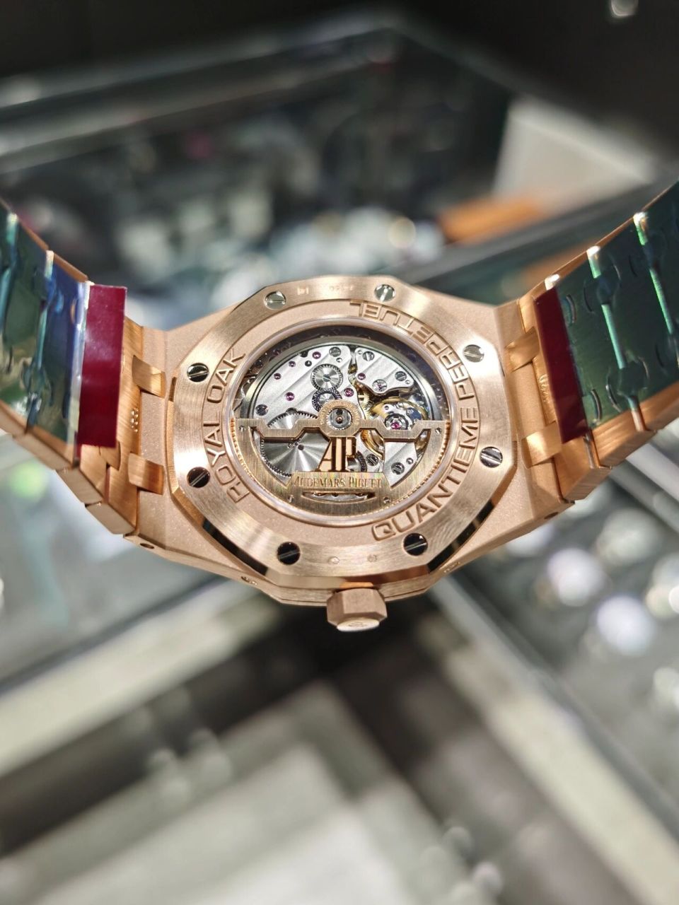 澳门买表攻略9890爱彼皇家橡树万年历 今天来介绍一款爱彼的万年