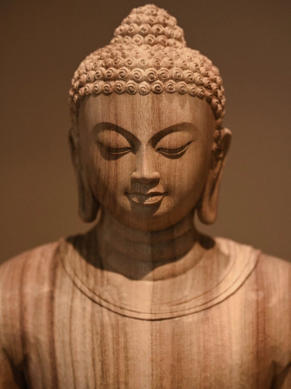 香樟木"佛陀坐像" 原型为公元5世纪鹿野苑佛造像,佛首高肉髻,眼睑低垂