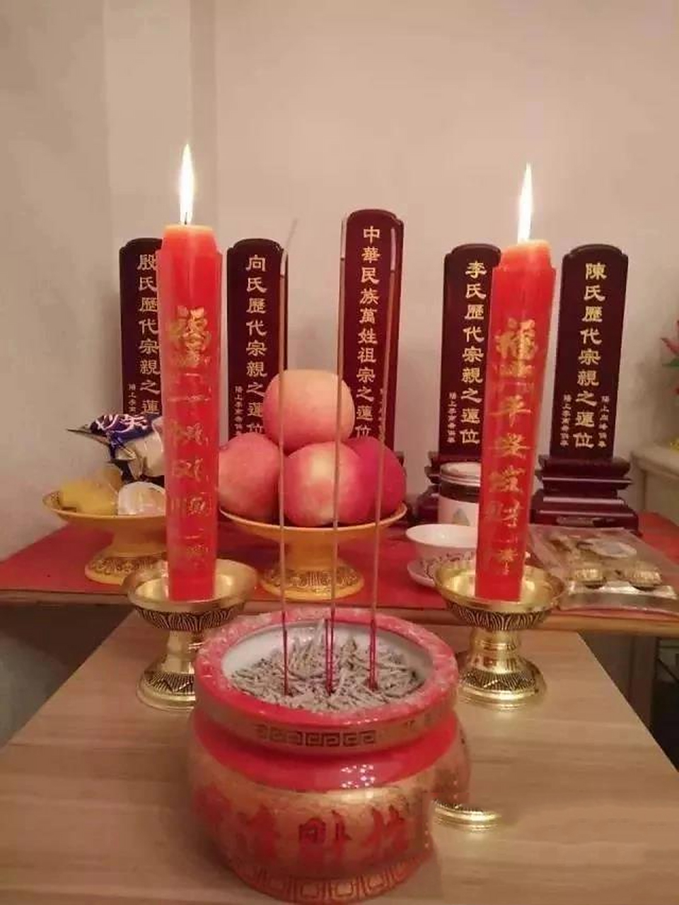 排位的具体摆放和书写内容 第一块牌位-中华万姓宗祖牌位摆放位置 "