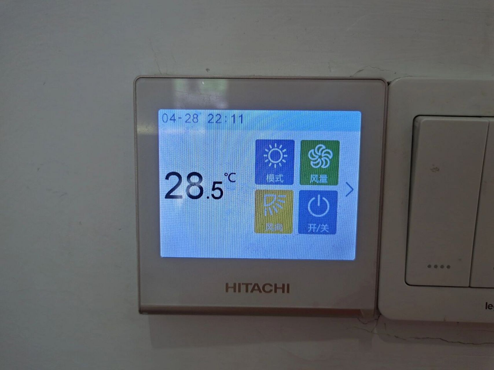 家里的开关控制面板也是装修的一部分,也得纳入考虑,一些品牌空调面板