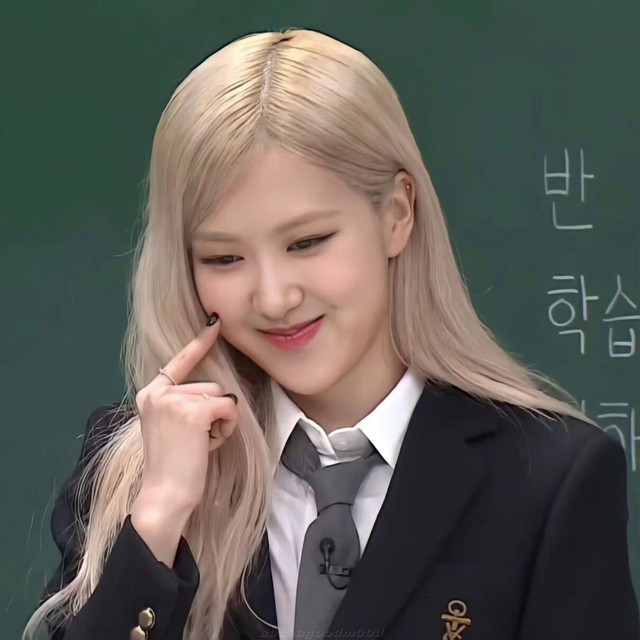 朴彩英ins头像①    进ll