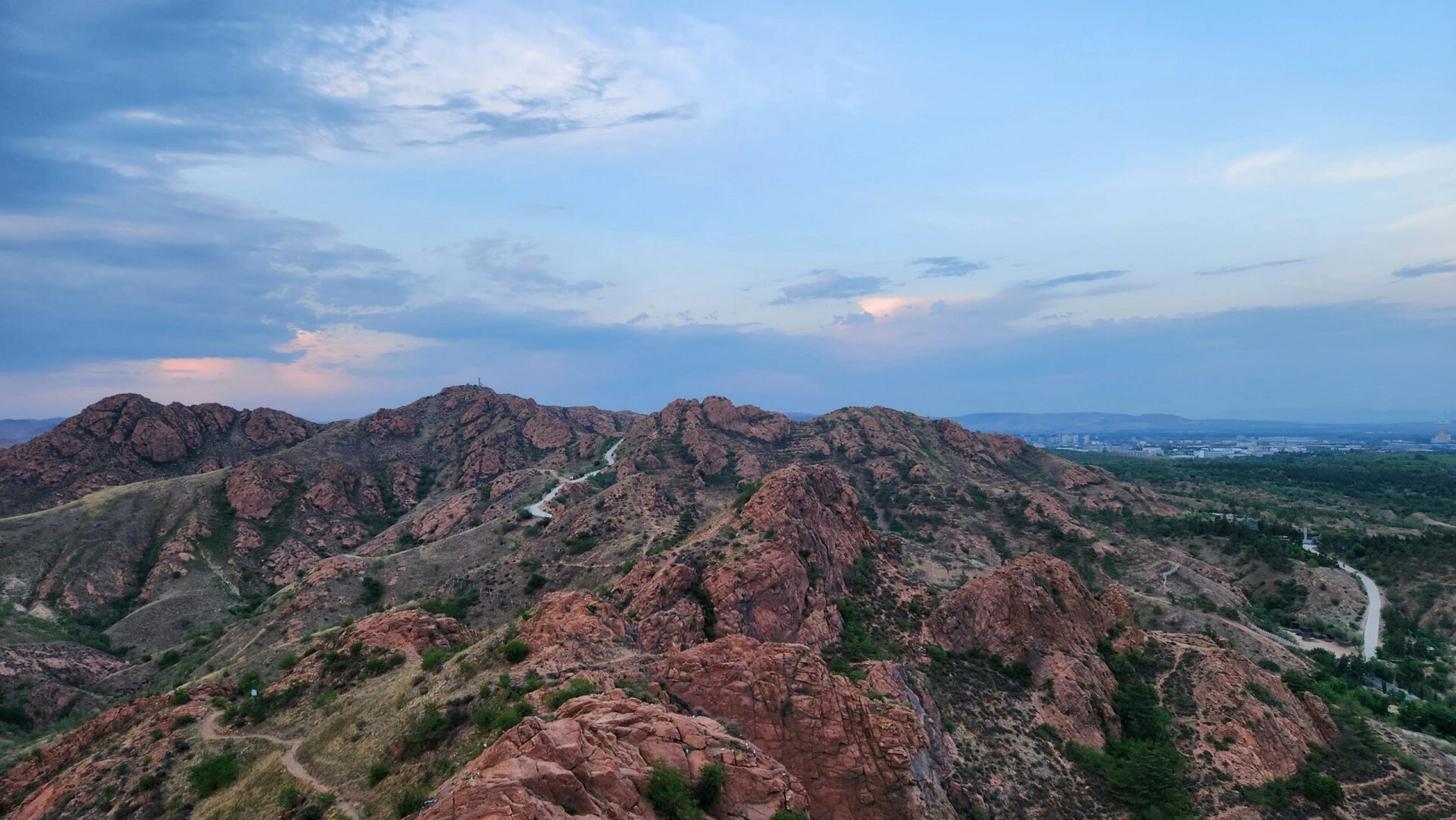 据说红山就是赤峰的发源地(显然,赤峰就是"红山"的意思).