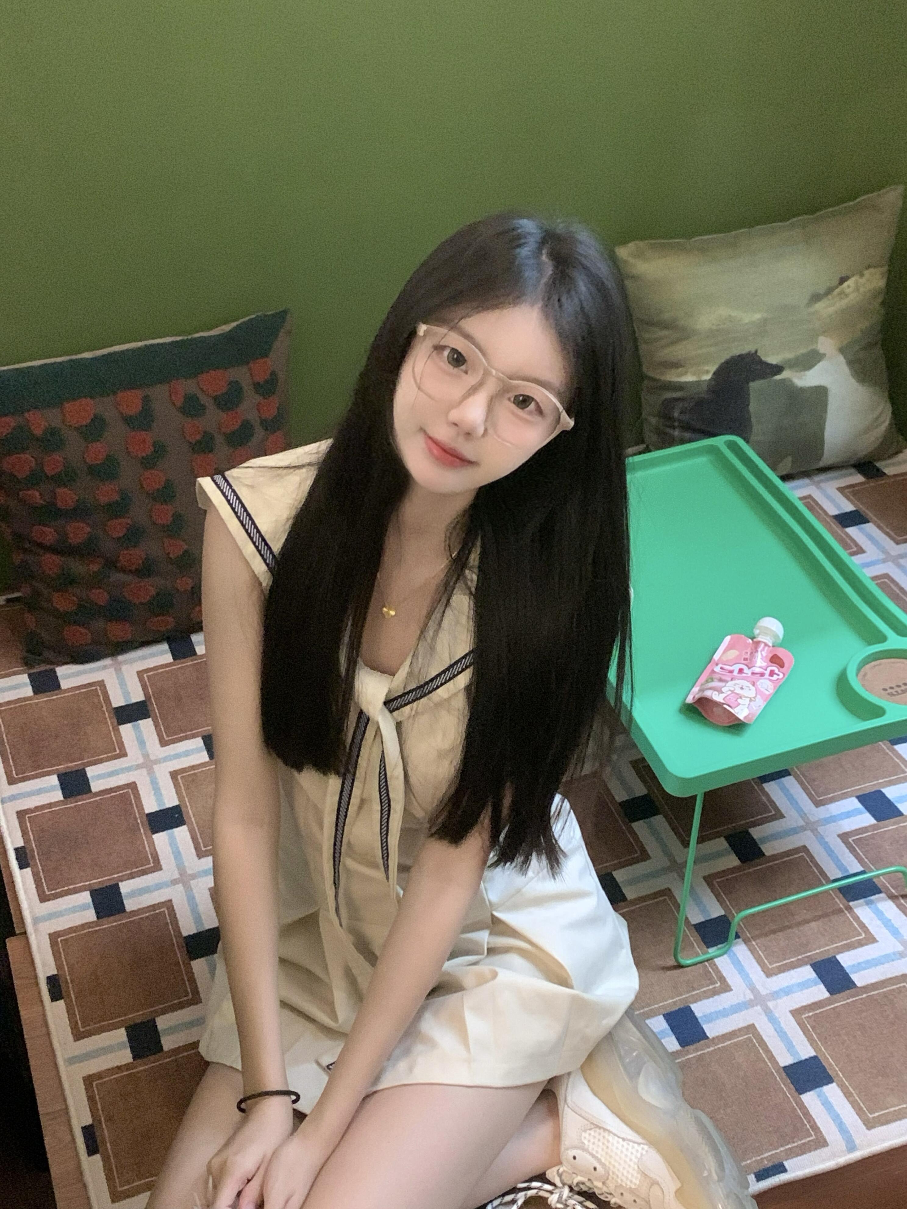 眼镜妹好乖