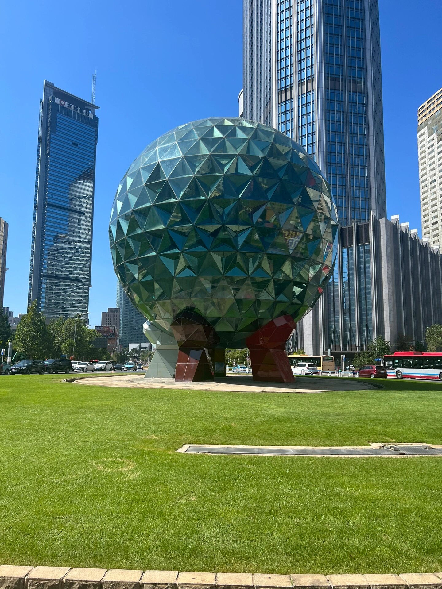 大连友好广场水晶球 好久都没有看到水晶球的灯再亮起来了 经过还有在