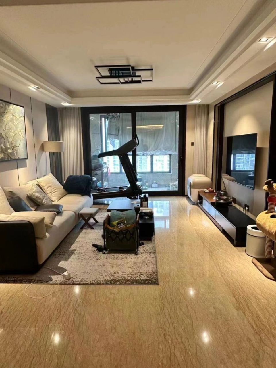 这套是中山润园的房子挂牌27000,149平 总高18楼的14楼,一梯一户的