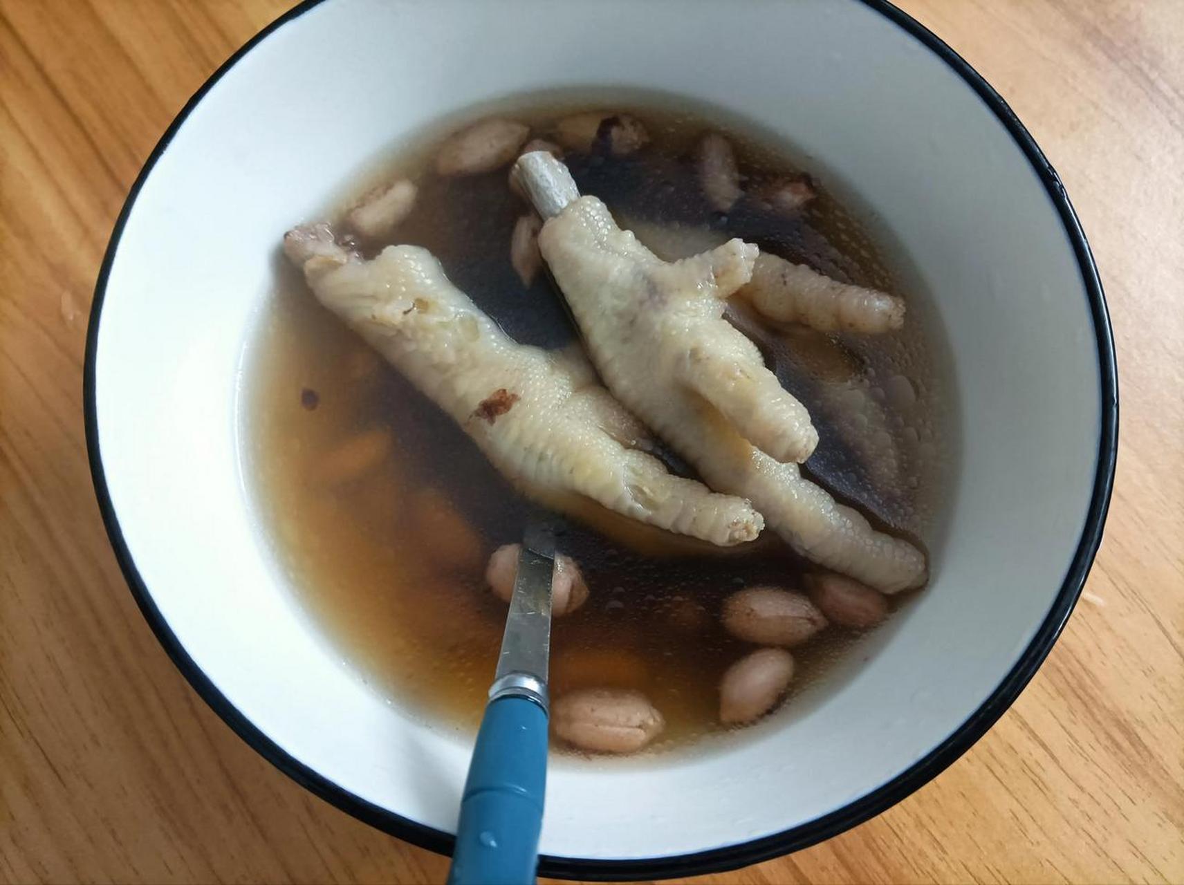 今天给大家分享一道广东靓汤:眉豆花生鸡脚汤  这道汤可以健脾祛湿