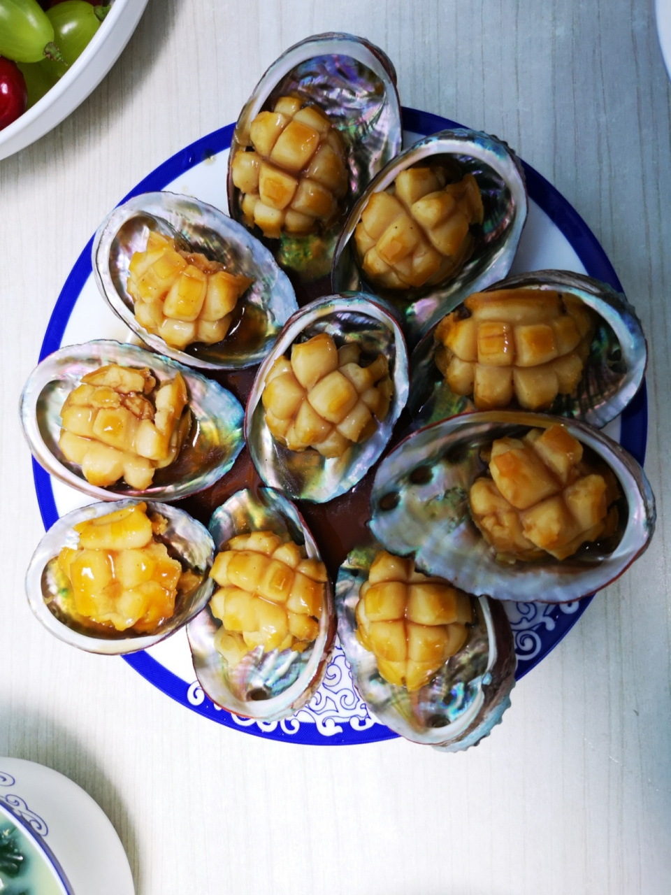 鲍鱼的极简做法 20头鲍鱼 用勺把鲍鱼从壳中取出,拿牙刷把污渍刷去,用