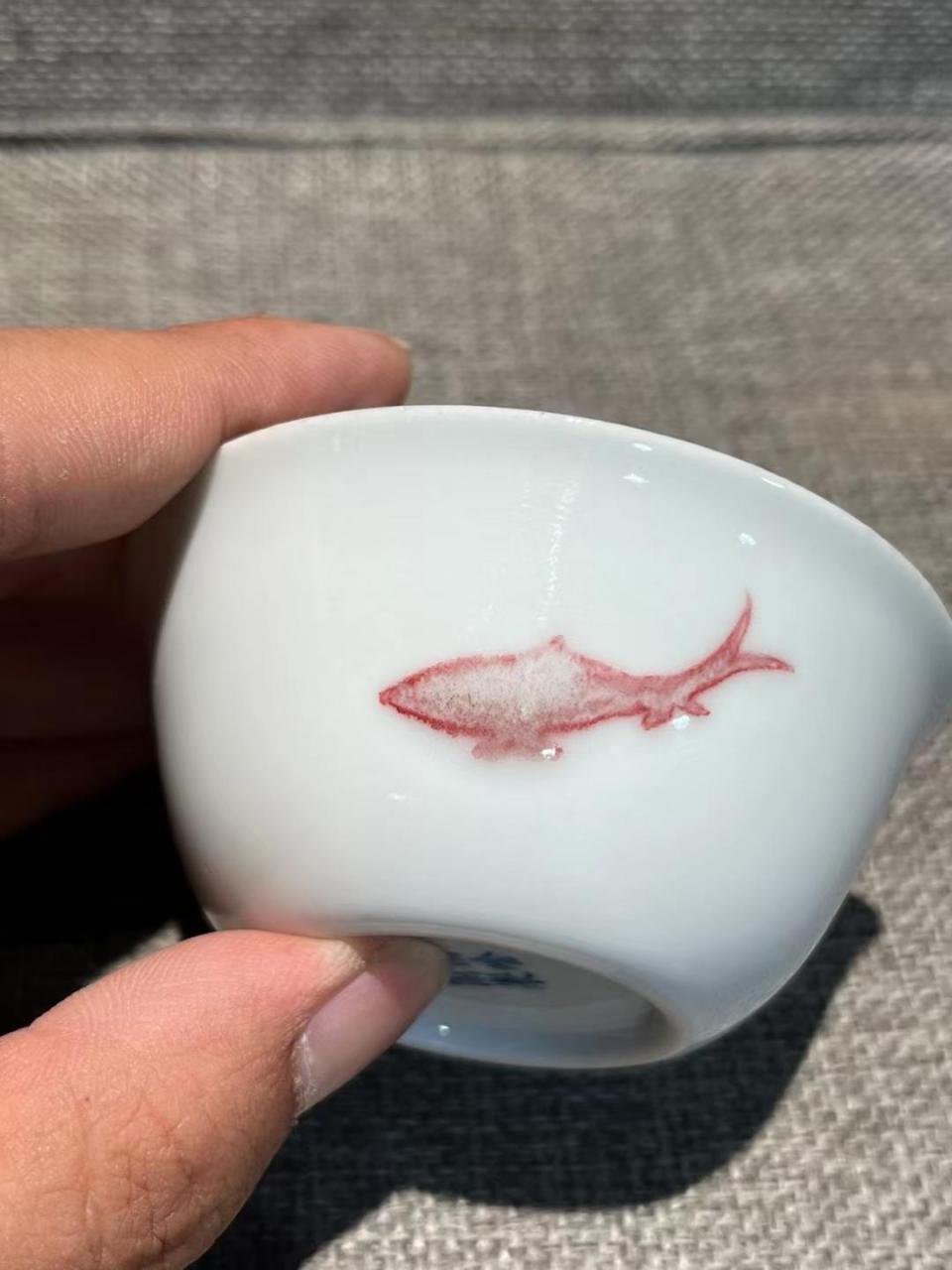 清雍正釉里红三鱼纹缸式杯.