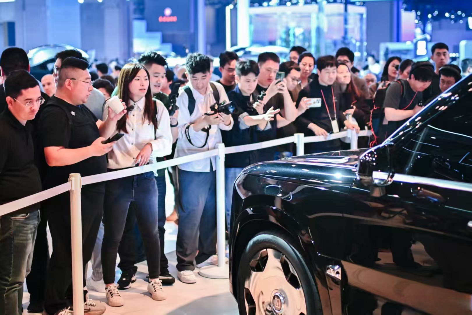 上海车展来了,极氪展台挤了,极氪9x看了