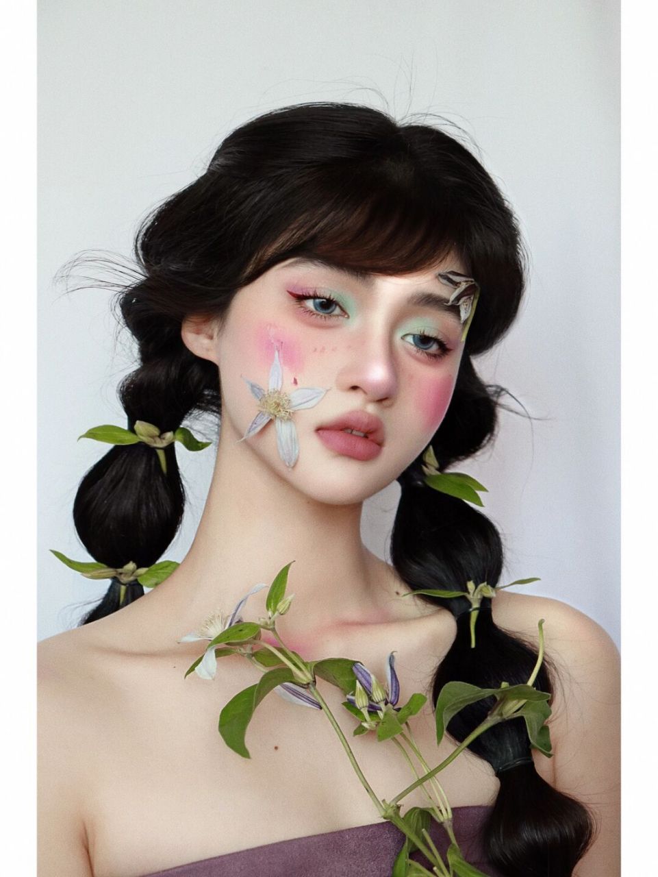 少女奔赴在爱里 	 - - #创意妆# #妆容分享# #今日妆容# #鲜花妆容