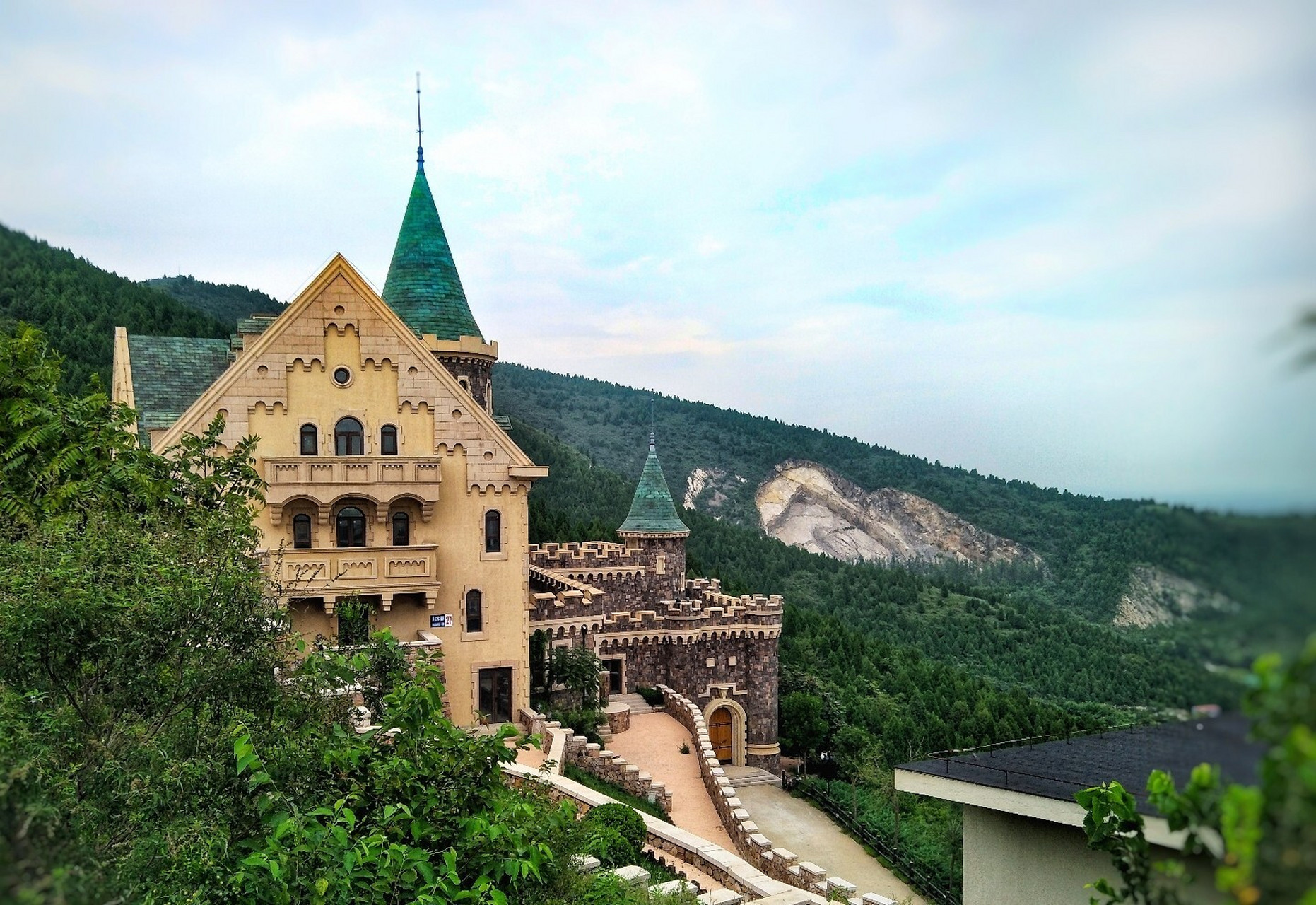 威廉古堡—天津 推荐指数:80分 山水郡酒店依山傍水,建立在山的中间
