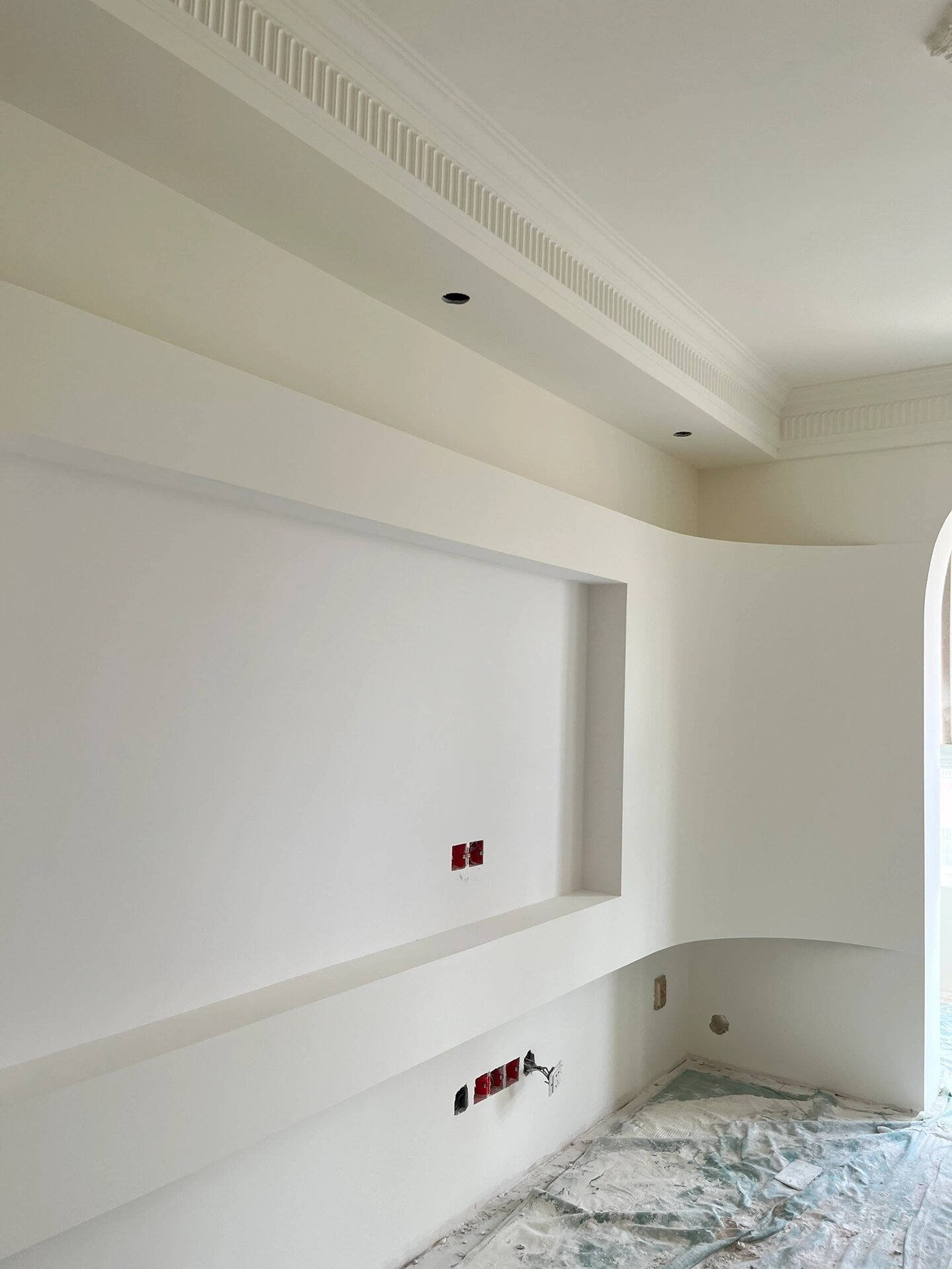 屋顶通刷珍珠白 客厅通刷珍珠白 卧室床头墙刷可可蛋奶 好美好美