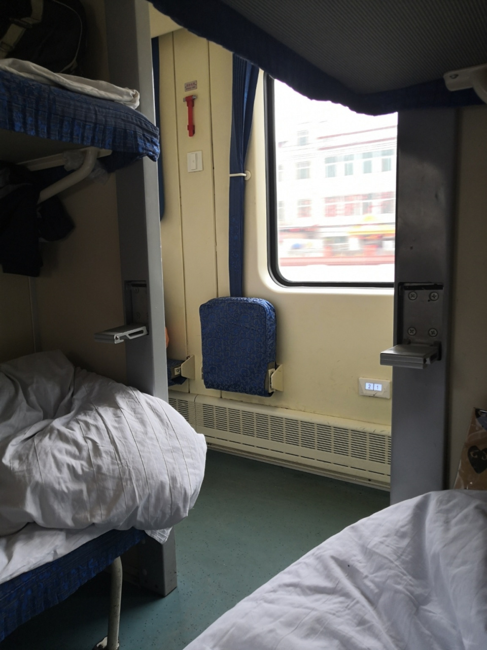 z字头火车~硬卧 早就打算去上海,抢票抢了好久,抢了一张硬卧,这趟车是