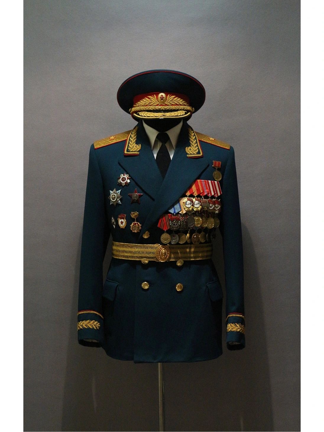 收藏鉴赏③ 苏联陆军将官礼服 苏联1969(88)条例将官礼服,摩步少将