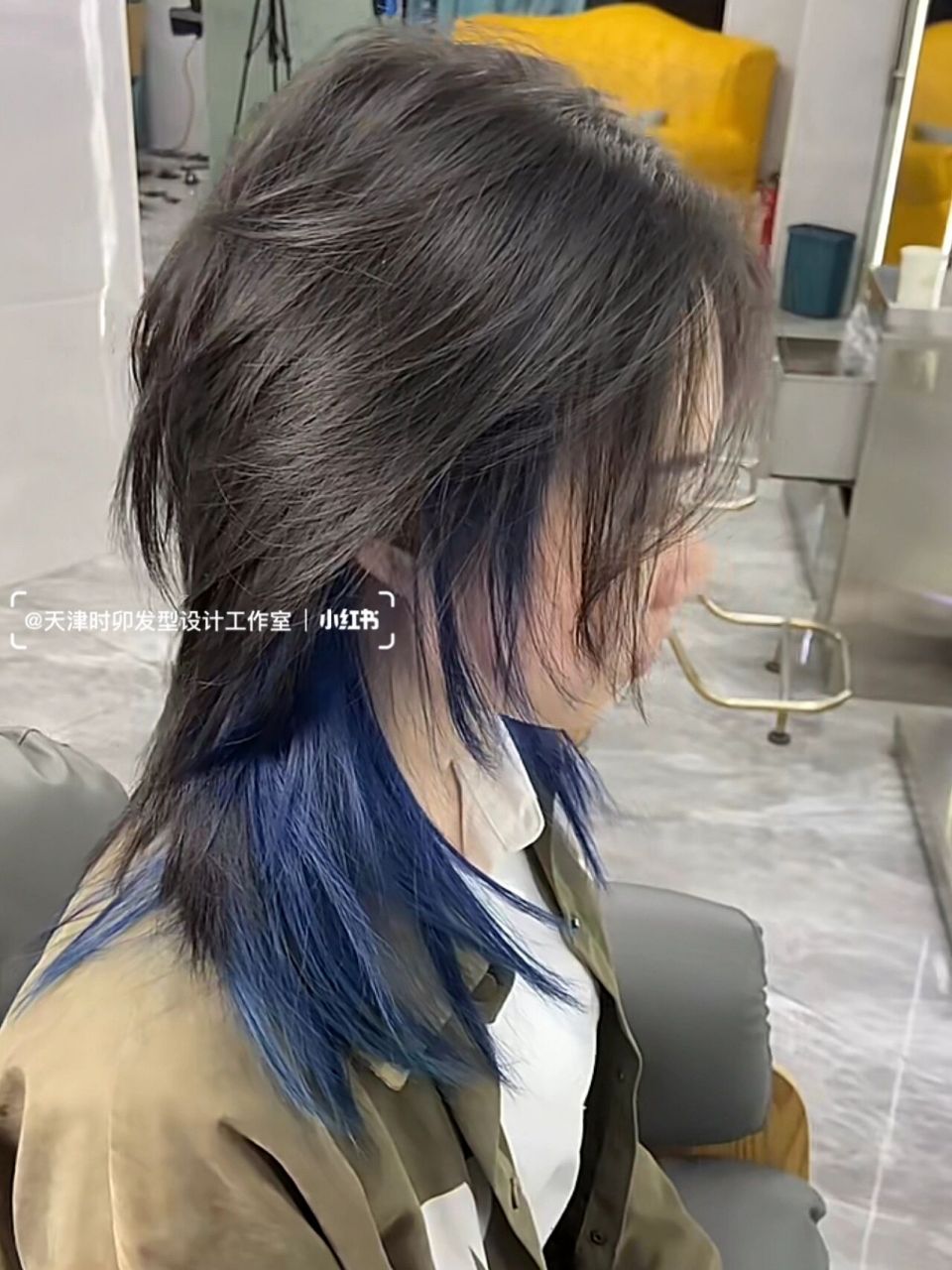 96发色:底色自然黑 挑染蓝黑天津染发 双色染发 渐变挑染 挑染分享