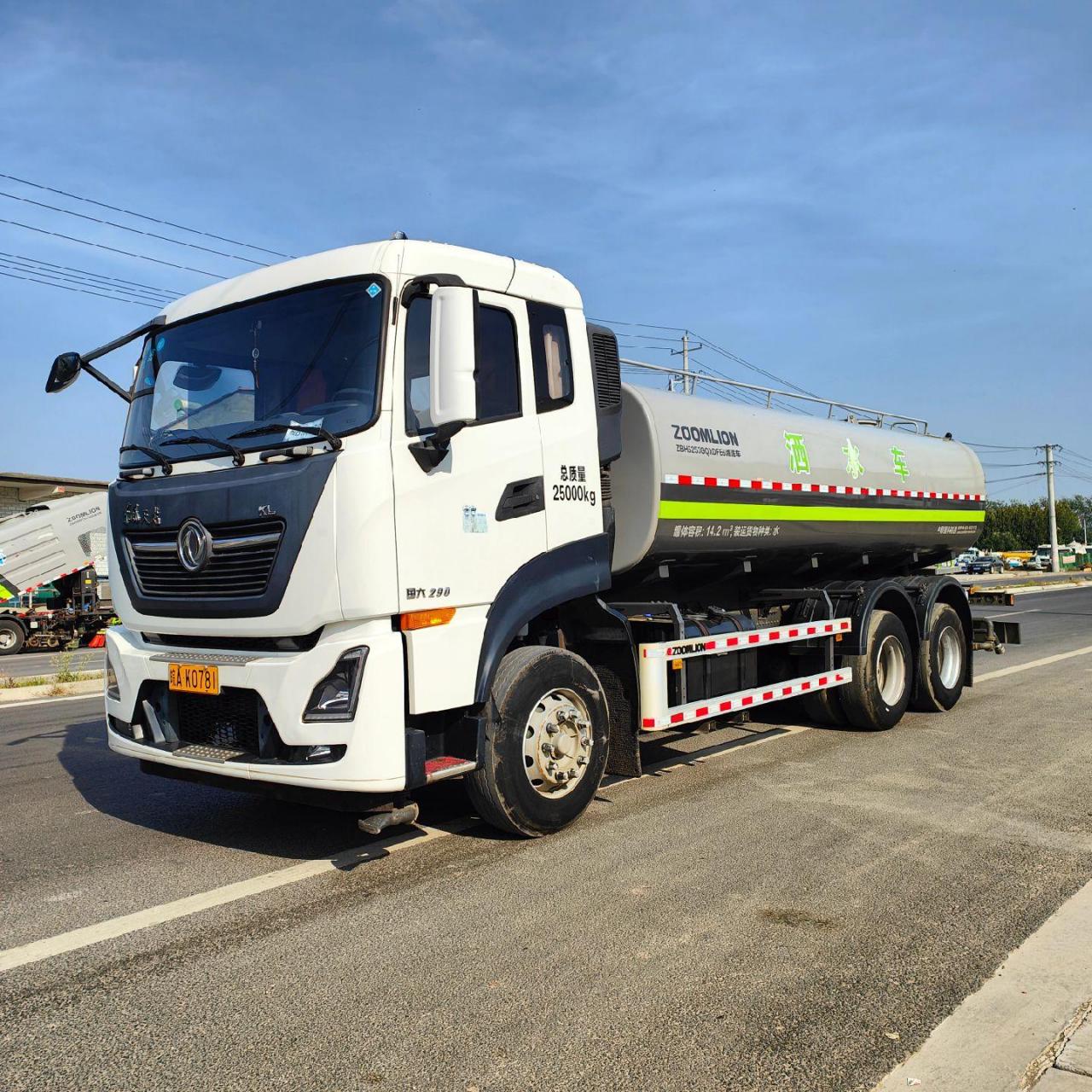 中联重科22立方后八轮洒水车.