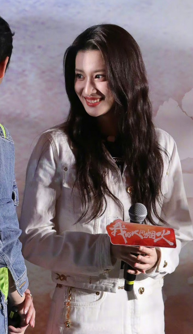 王楚然确实有点像刘亦菲,连笑起来露牙床都一样.