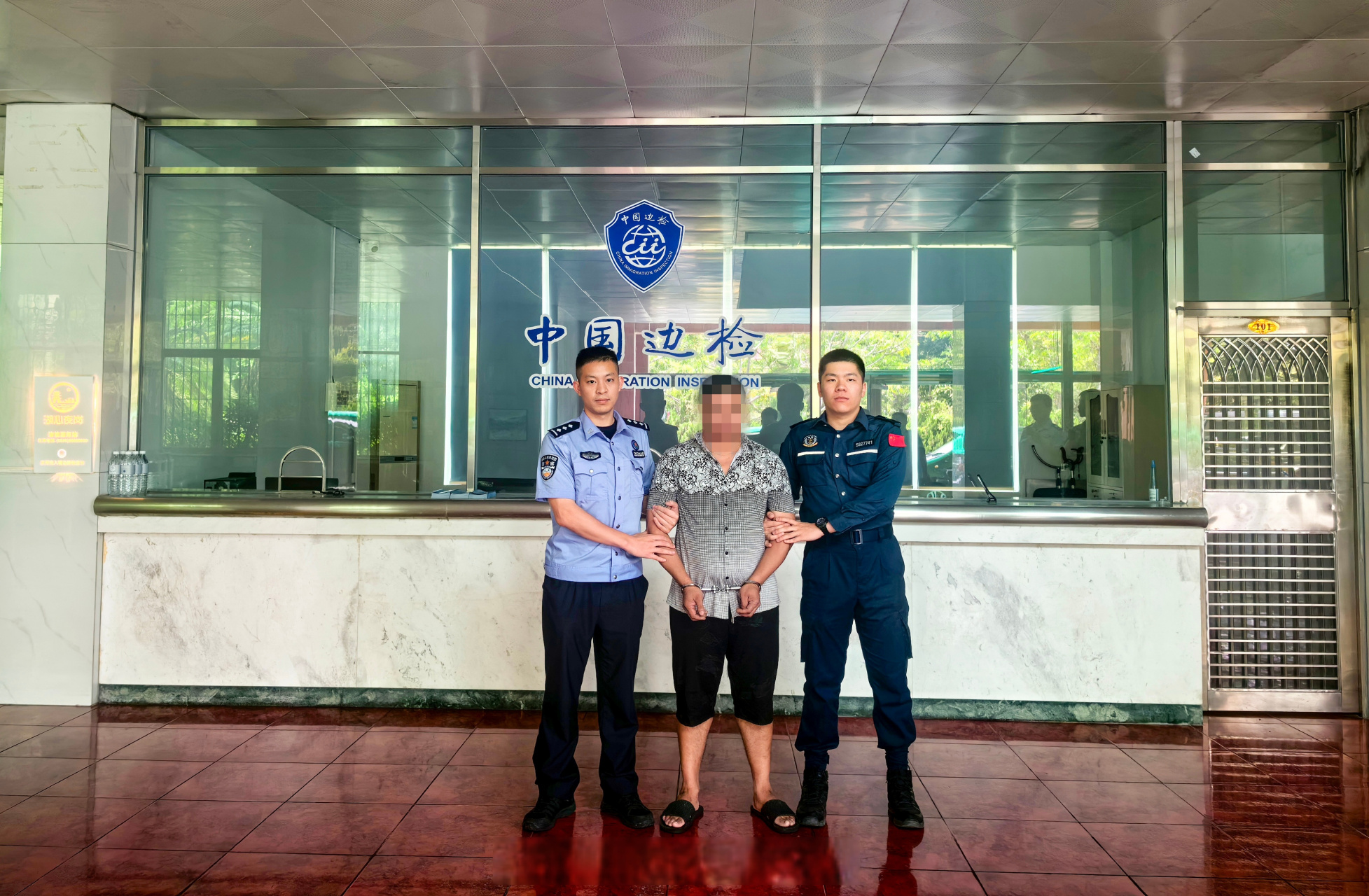 厦门边检总站泉州边检站移民管理警察在执行勤务时,抓获1名涉嫌走私