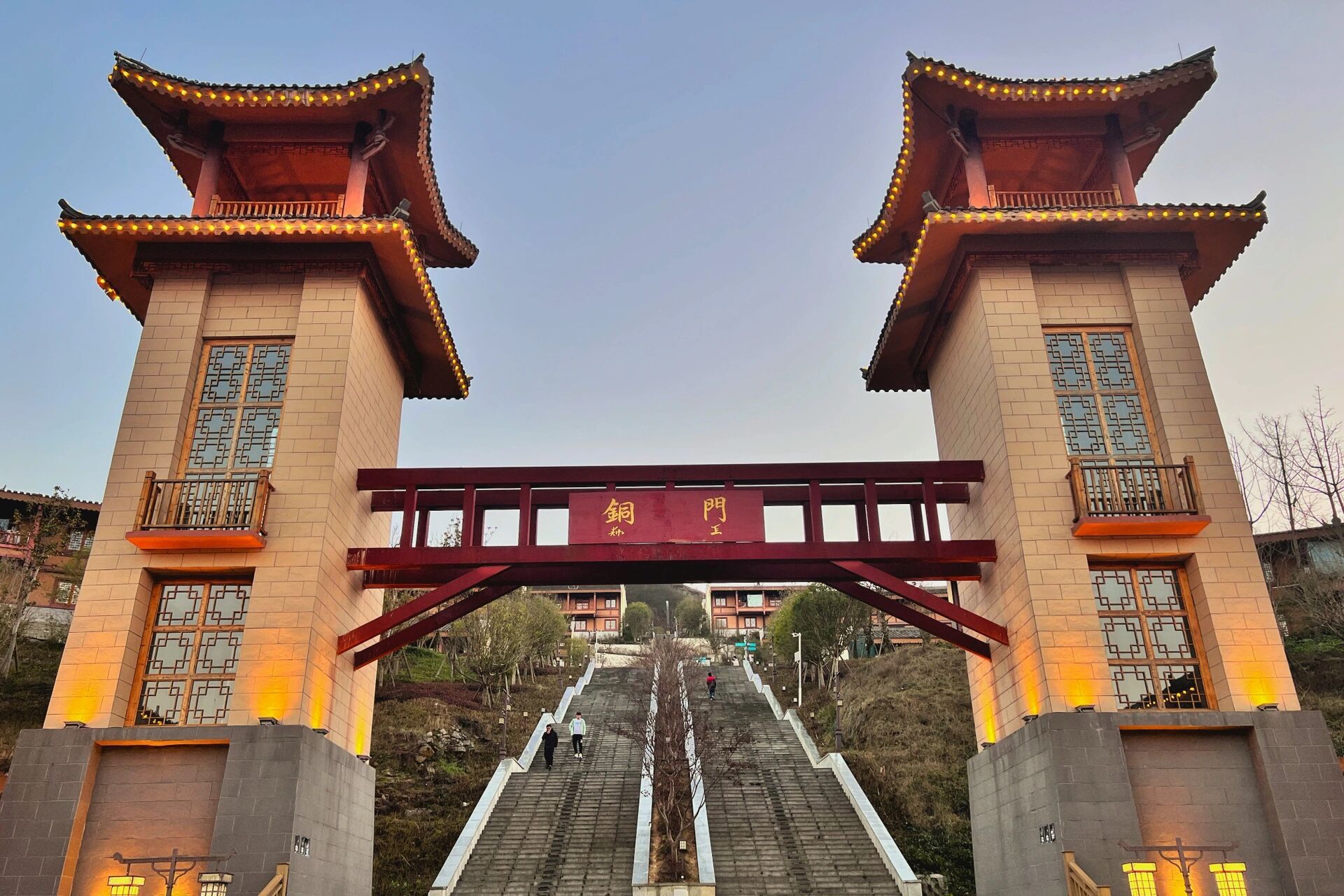 一定要来贵州晴隆县阿妹戚托小镇感受民风      阿妹戚托小镇景区是