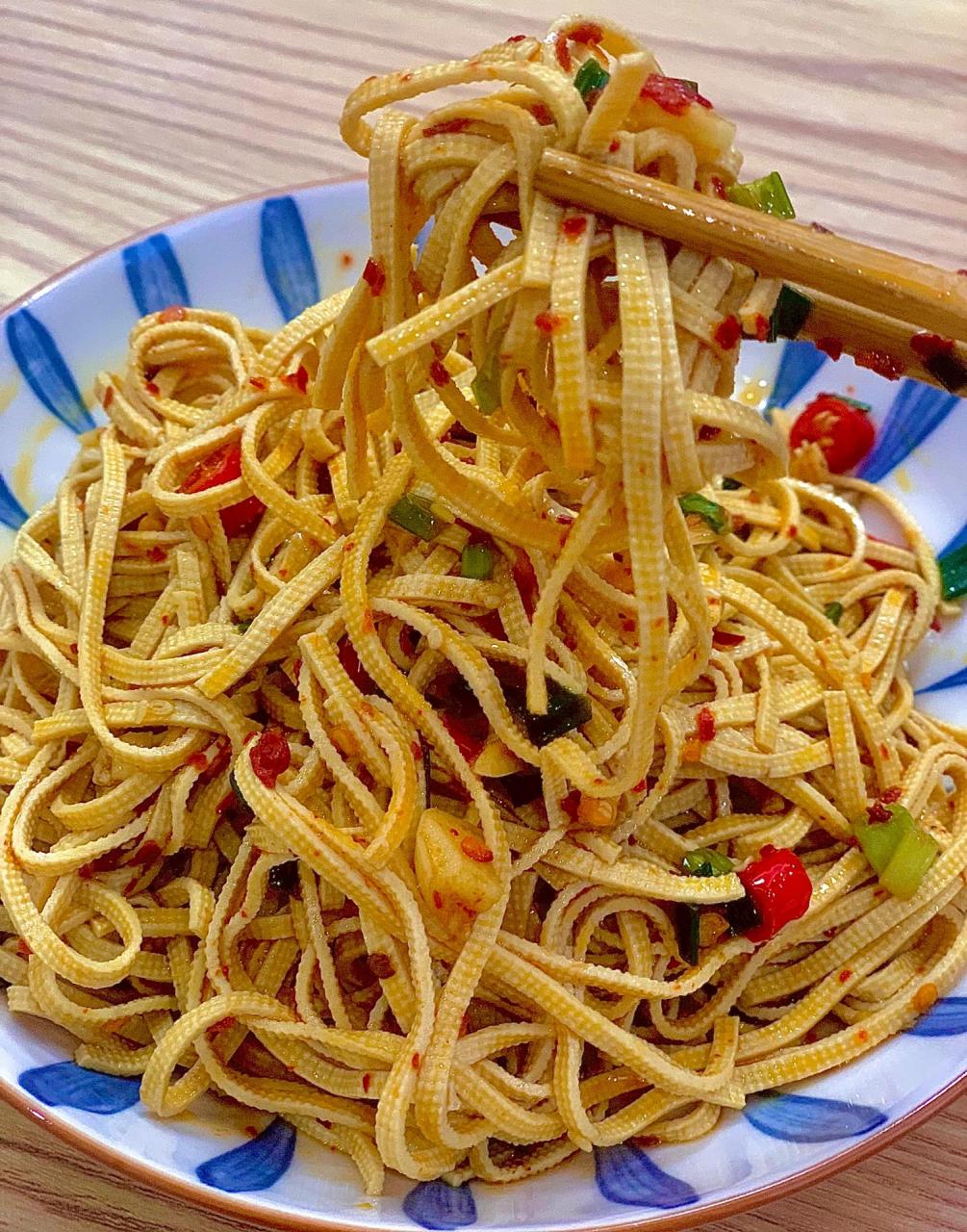 凉拌酸辣千张丝这样做,隔壁小孩都馋哭了‼ 小孙今天吃什么⁉️