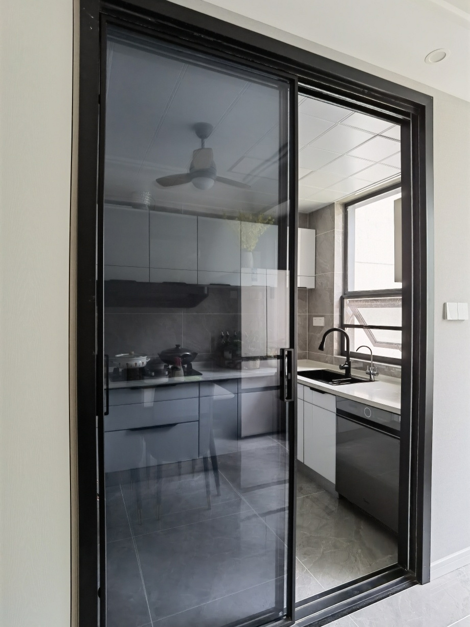 厨房推拉门,透明灰玻,1600元 和前面分享的卫生间长虹玻璃是一家装的.